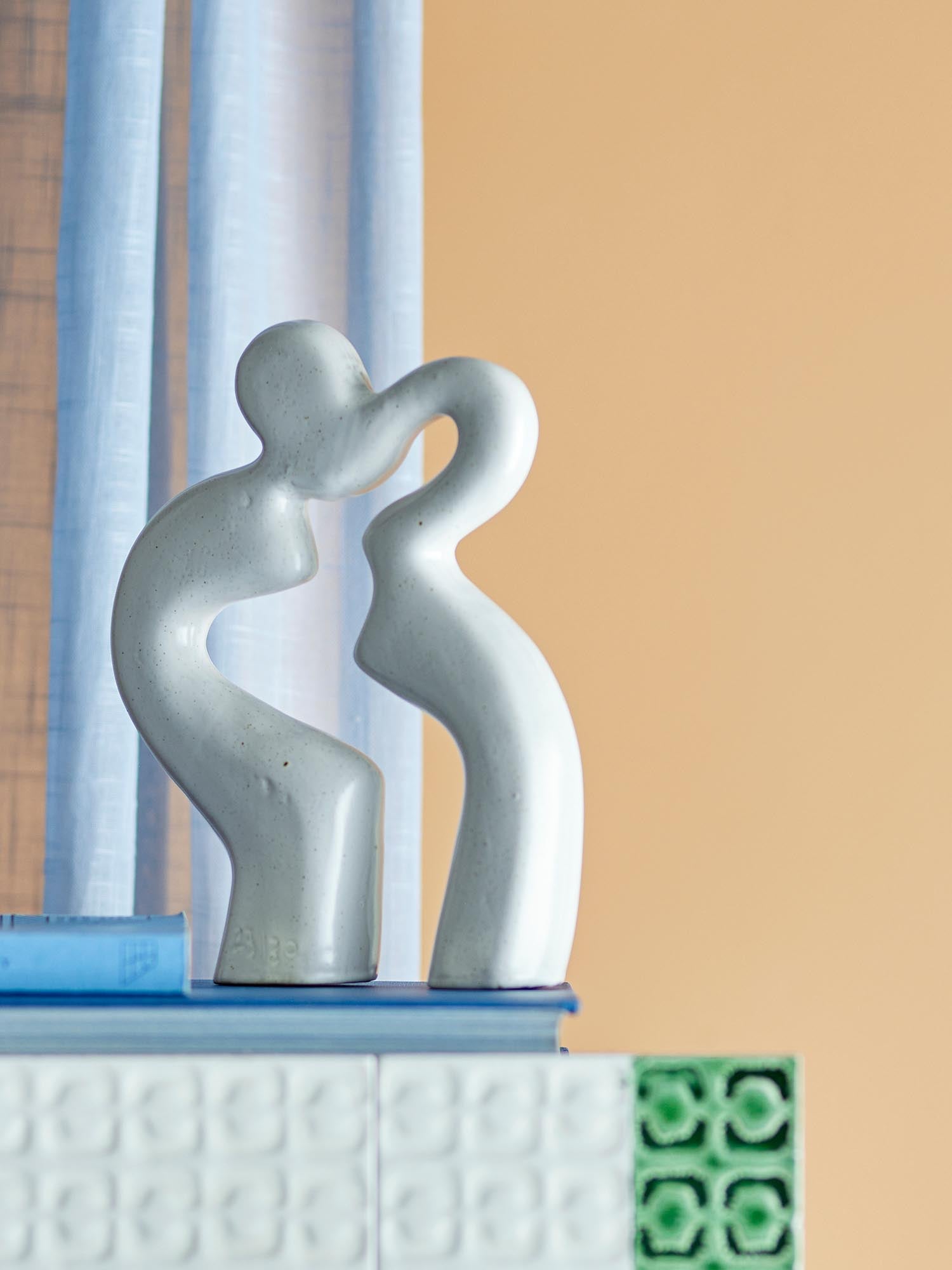 Die Sainab Deko von Bloomingville: Eleganz in Weiss, organische Formen aus Steingut, ideal für stilvolle Akzente in jedem Raum.