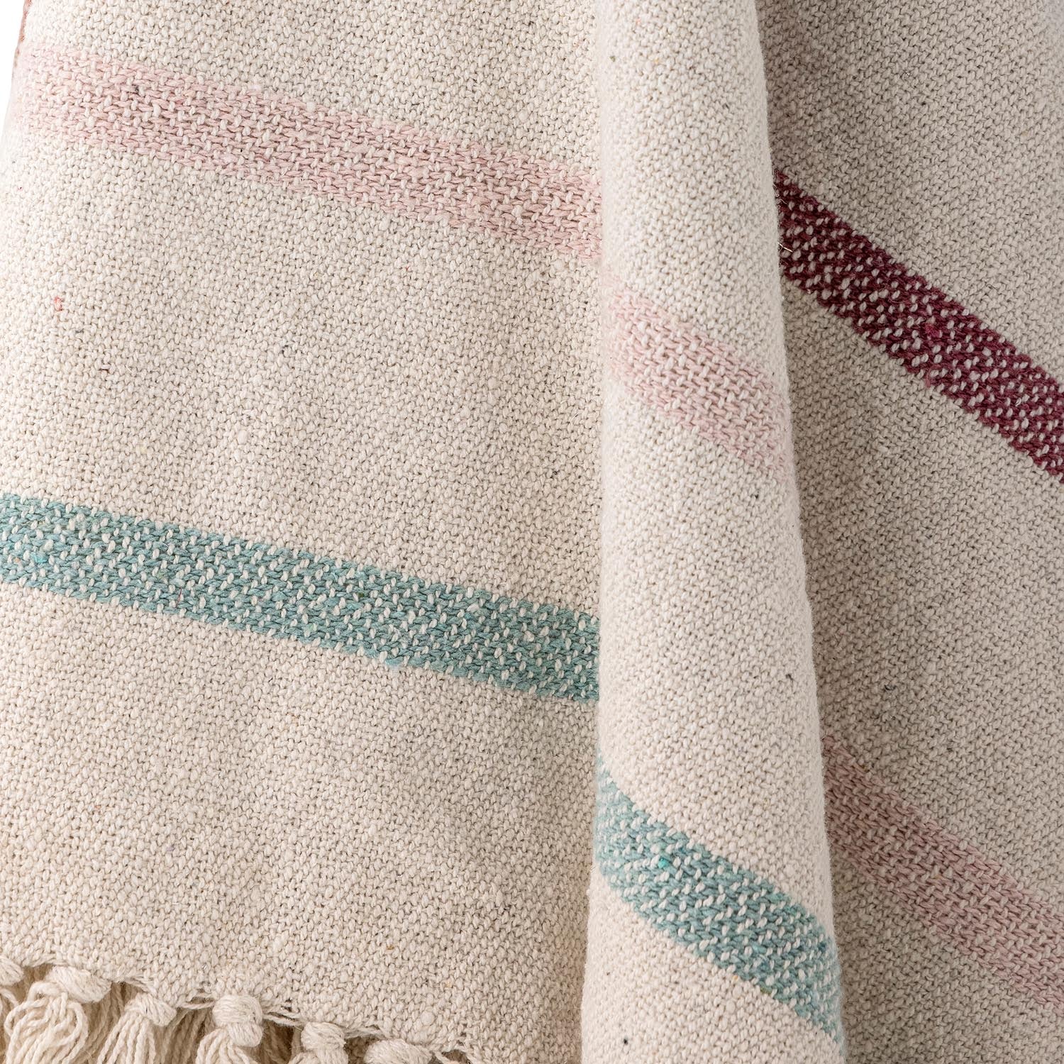 Kuschelige Frey Decke aus recycelter Baumwolle in Naturtönen von Bloomingville Mini, ideal für gemütliche Momente.