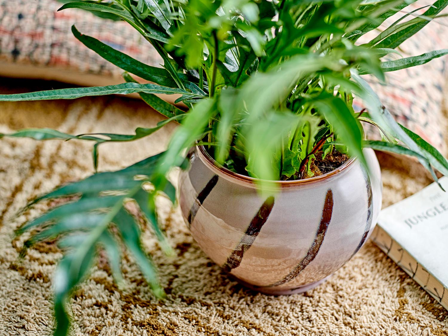 Der Iman Blumentopf in zartem Rosa mit handgemalten Streifen bringt skandinavische Eleganz und Langlebigkeit in Ihr Zuhause.