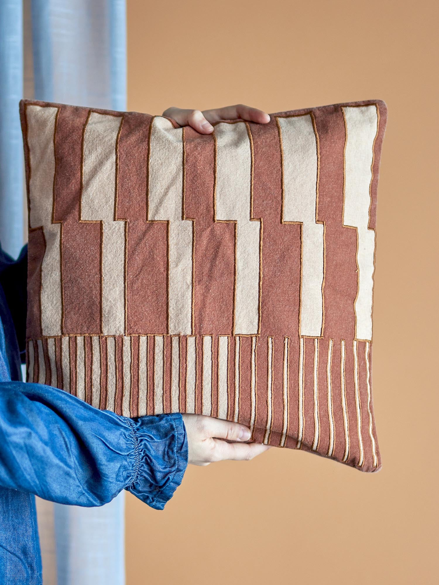 Das Cowes Kissen in Braun von Bloomingville aus OEKO-TEX® Baumwolle bietet stilvollen Komfort und nachhaltige Qualität.