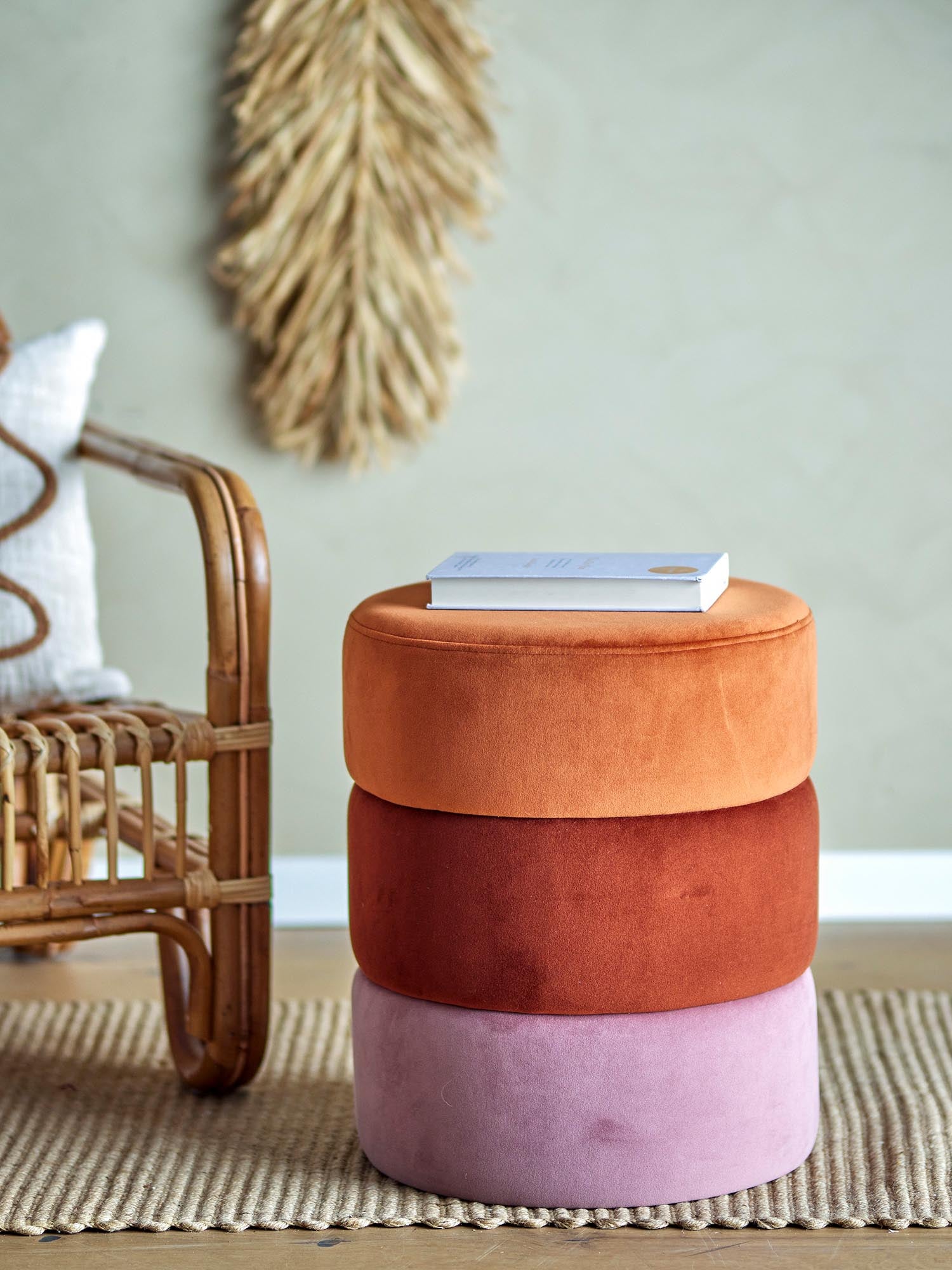 Der Bilbao Pouf in Orange von Bloomingville ist ein stilvolles Sitzmöbel aus Polyester, ideal für modernes Wohndesign.