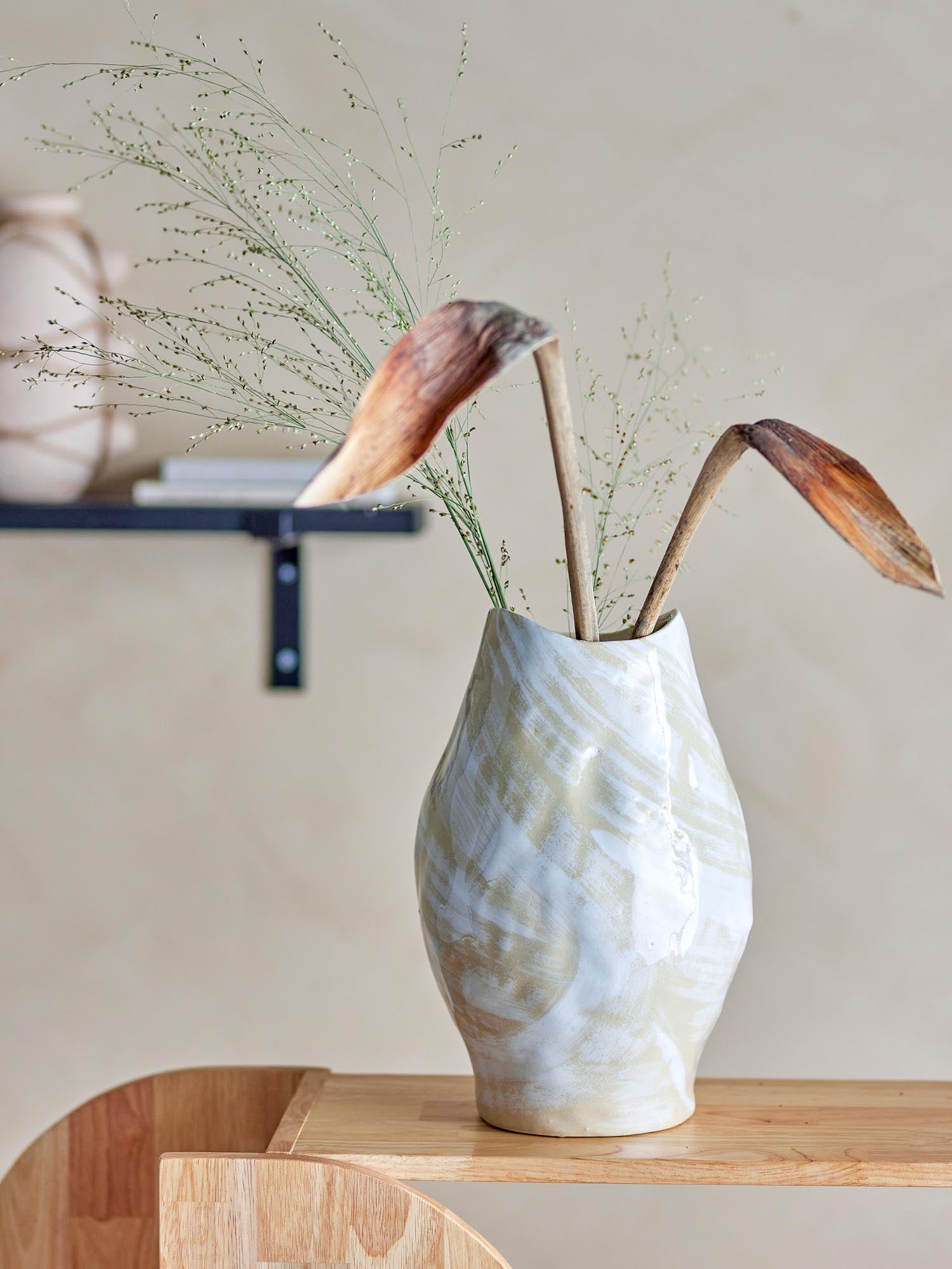 Die Obsa Vase von Bloomingville aus Steingut in Naturfarbe überzeugt mit schlichter Ästhetik und vielseitigem, modernem Design.