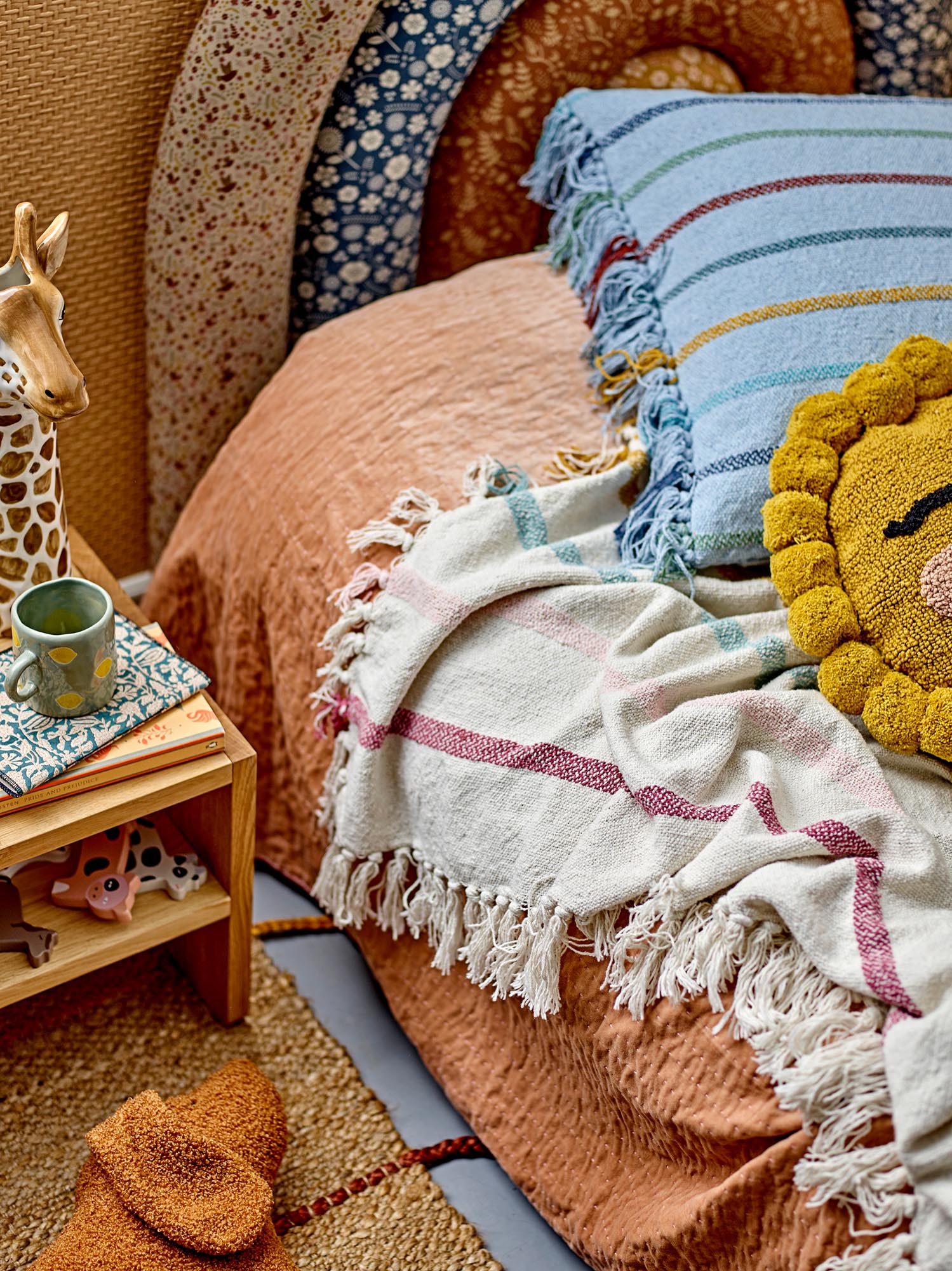 Das Frey Kissen in Blau von Bloomingville Mini besteht aus recycelter Baumwolle und bietet nachhaltigen Komfort für Kinderzimmer.