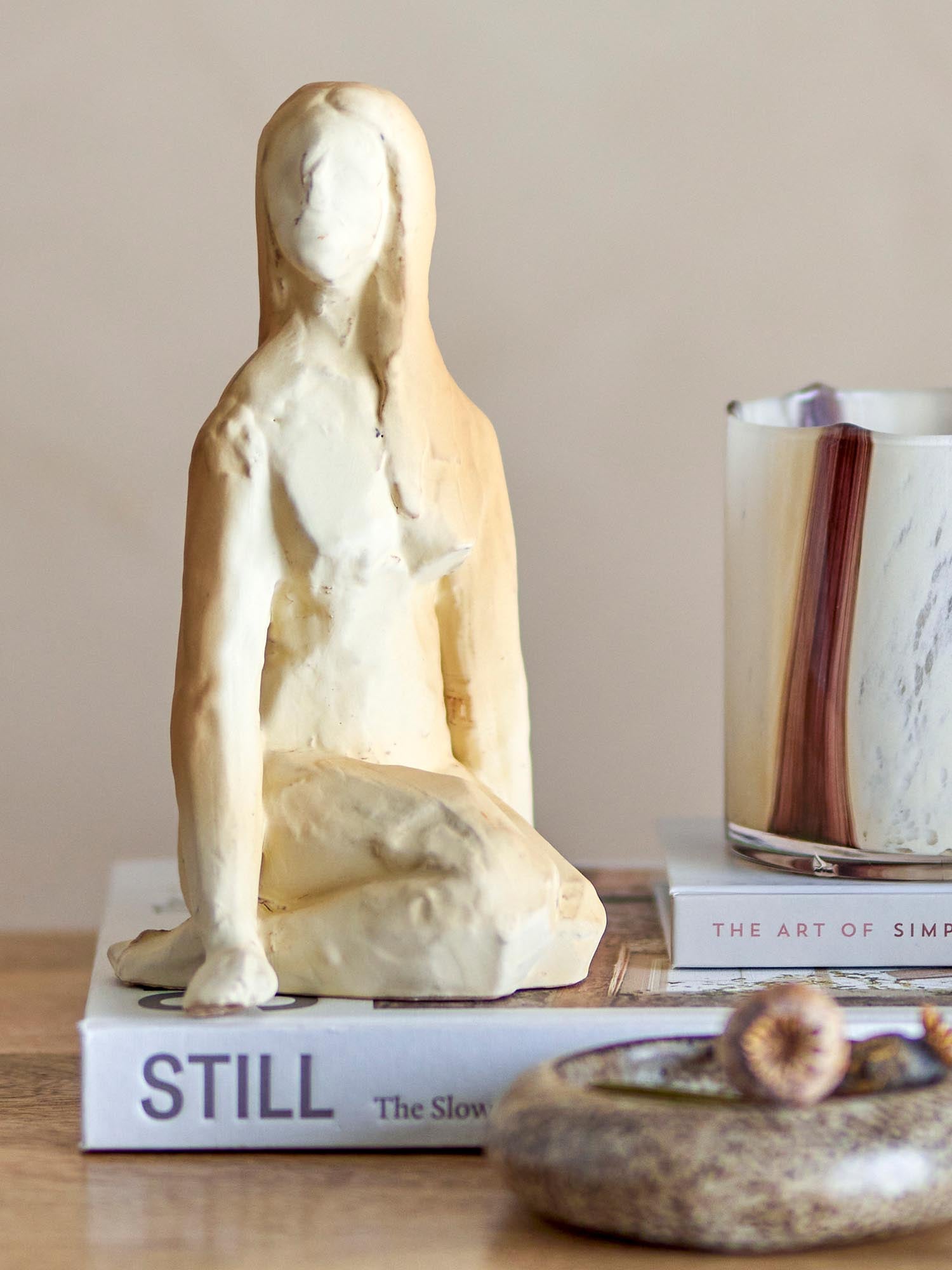 Die Ishtar Deko von Bloomingville aus Steingut überzeugt mit ihrem natürlichen Charme und ist ein elegantes Highlight für Ihr Zuhause.