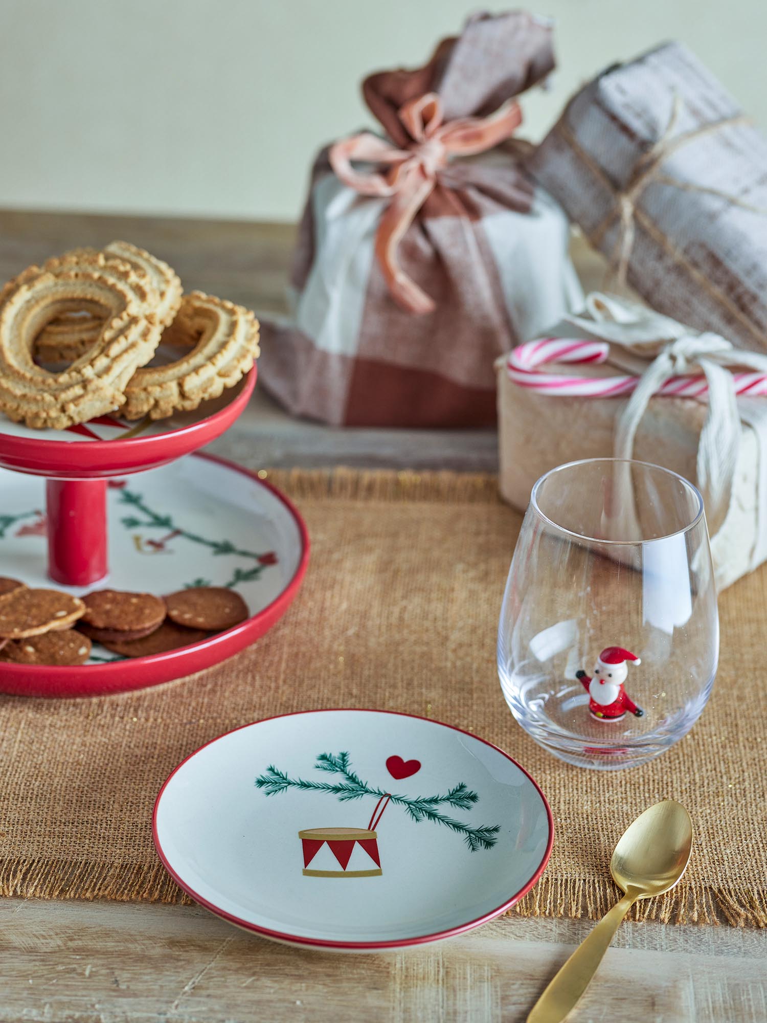 Eleganter Yule Teller aus natürlichem Steingut von Bloomingville, ideal für stilvolle Tischdekorationen.