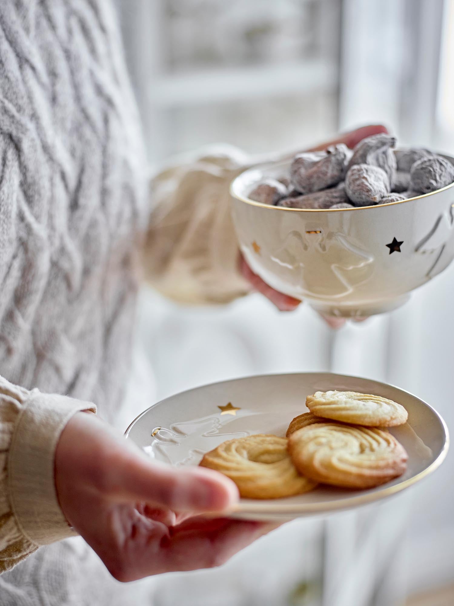 Eleganter weisser Steingut-Teller mit goldfarbenem Rand und Engelsmotiv, ideal für festliche Anlässe.