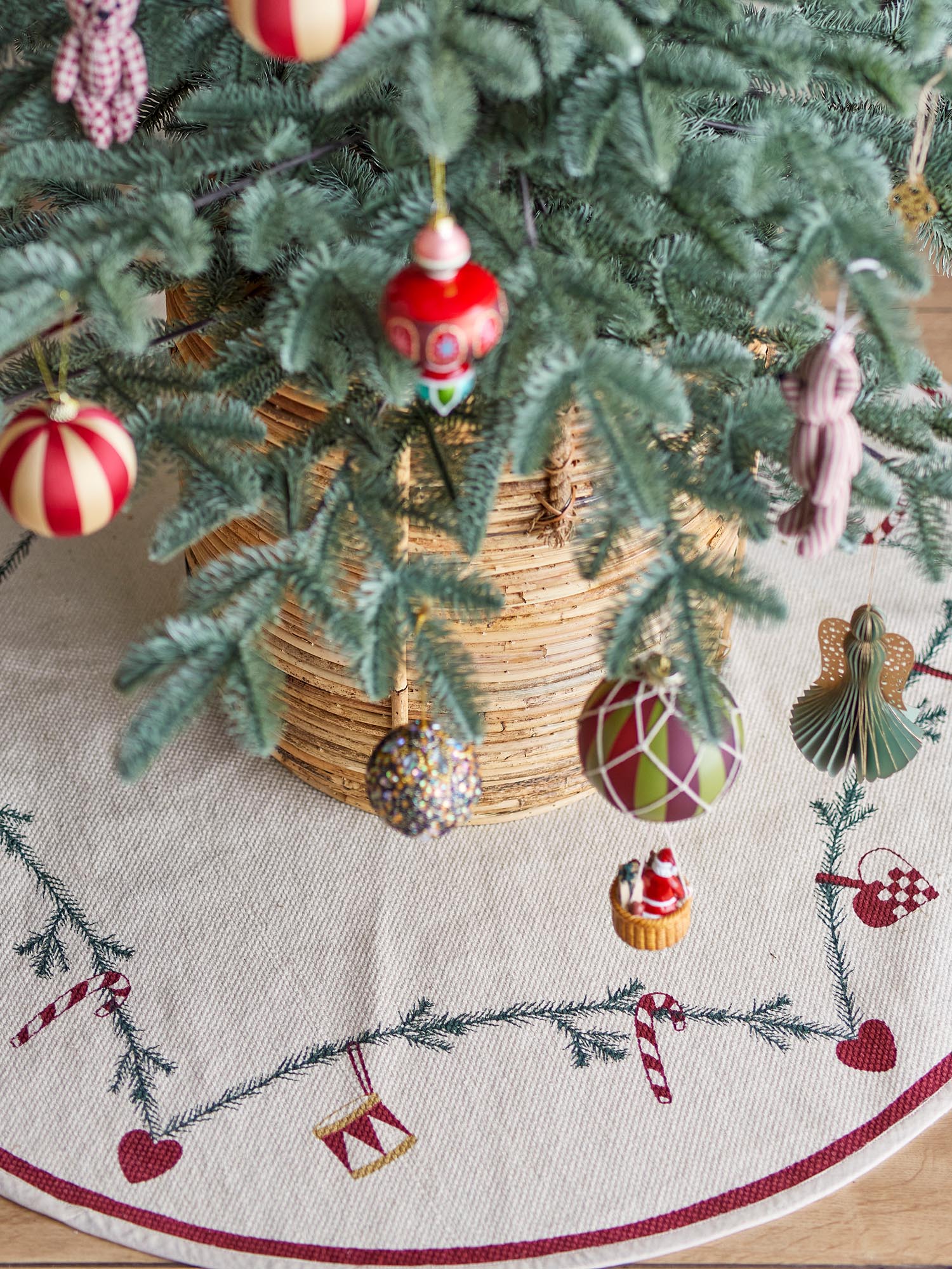 Ein roter Baumwoll-Baumteppich von Bloomingville, der mit nostalgischen Weihnachtsmotiven Wärme und Eleganz in Ihr Zuhause bringt.