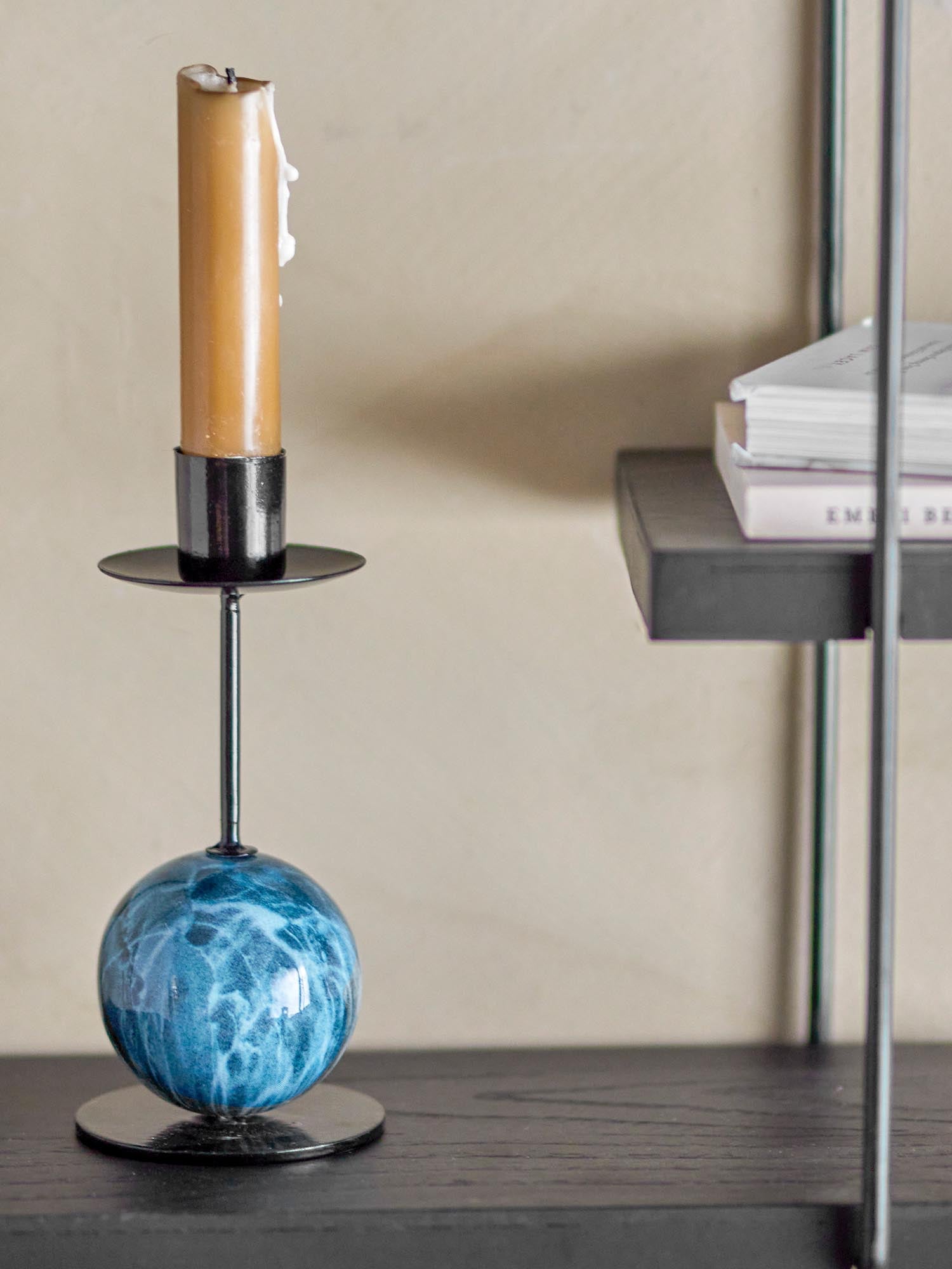 Eleganter Jayda Kerzenhalter aus blauem Eisen von Bloomingville, ideal für stilvolle Dekoration und gemütliche Atmosphäre.