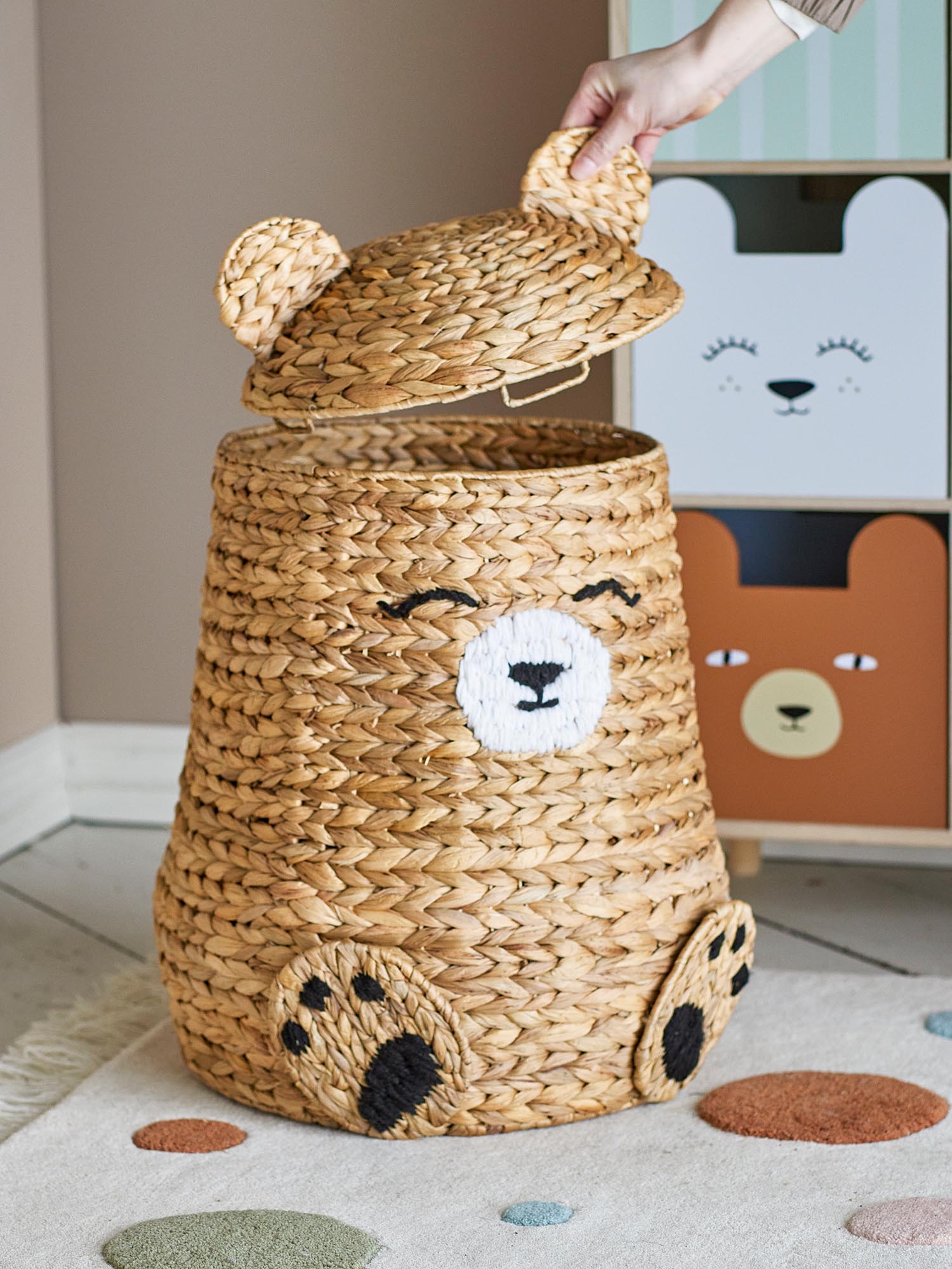 Charmanter Bärenkorb aus Wasserhyazinthe, ideal für Kinderzimmer. Nachhaltig, handgefertigt, mit Deckel für stilvolle Ordnung.
