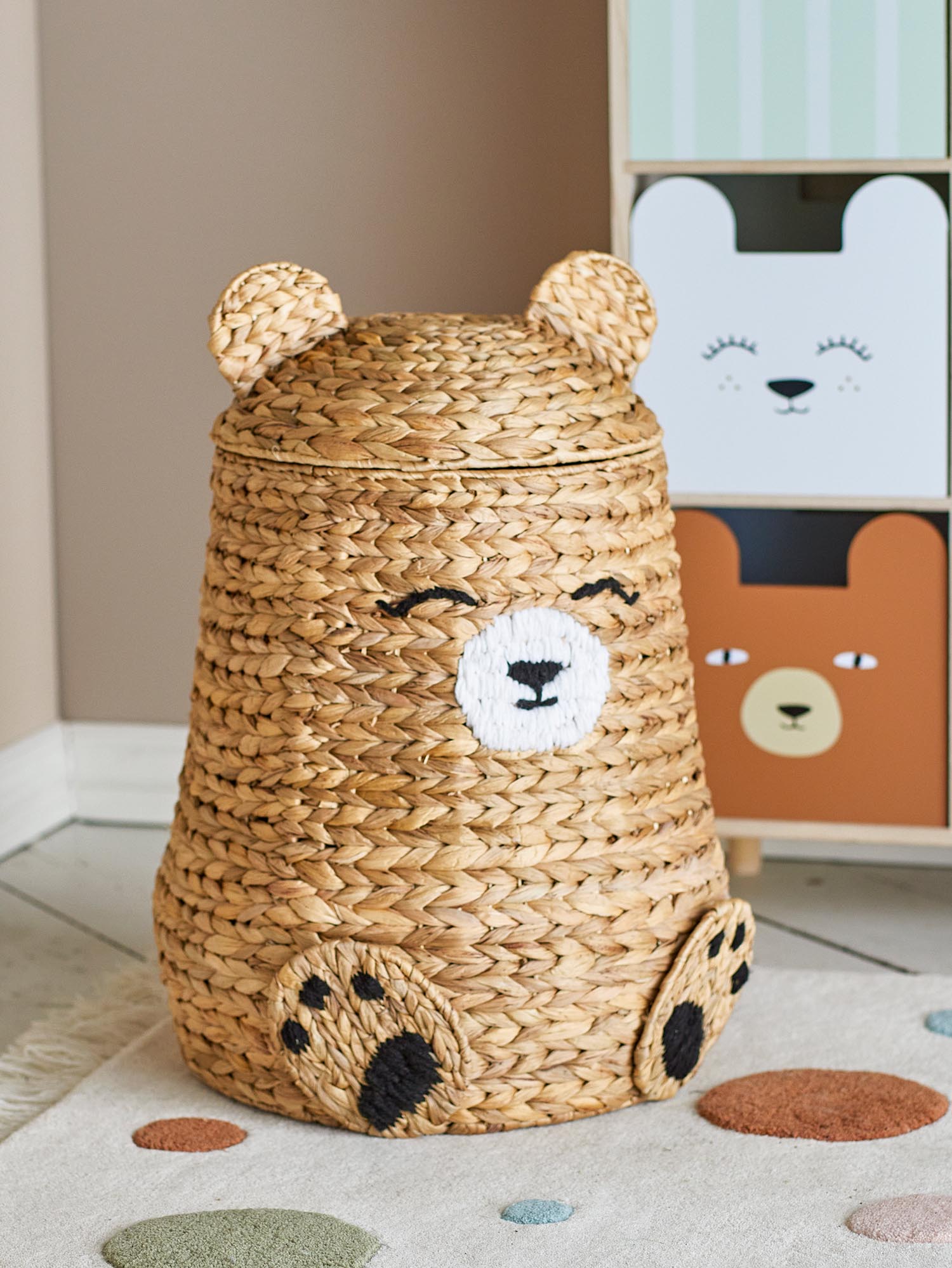 Der Timone Korb mit Deckel aus Wasserhyazinthe von Bloomingville Mini ist ein stilvoller und praktischer Aufbewahrungskorb in Naturtönen.