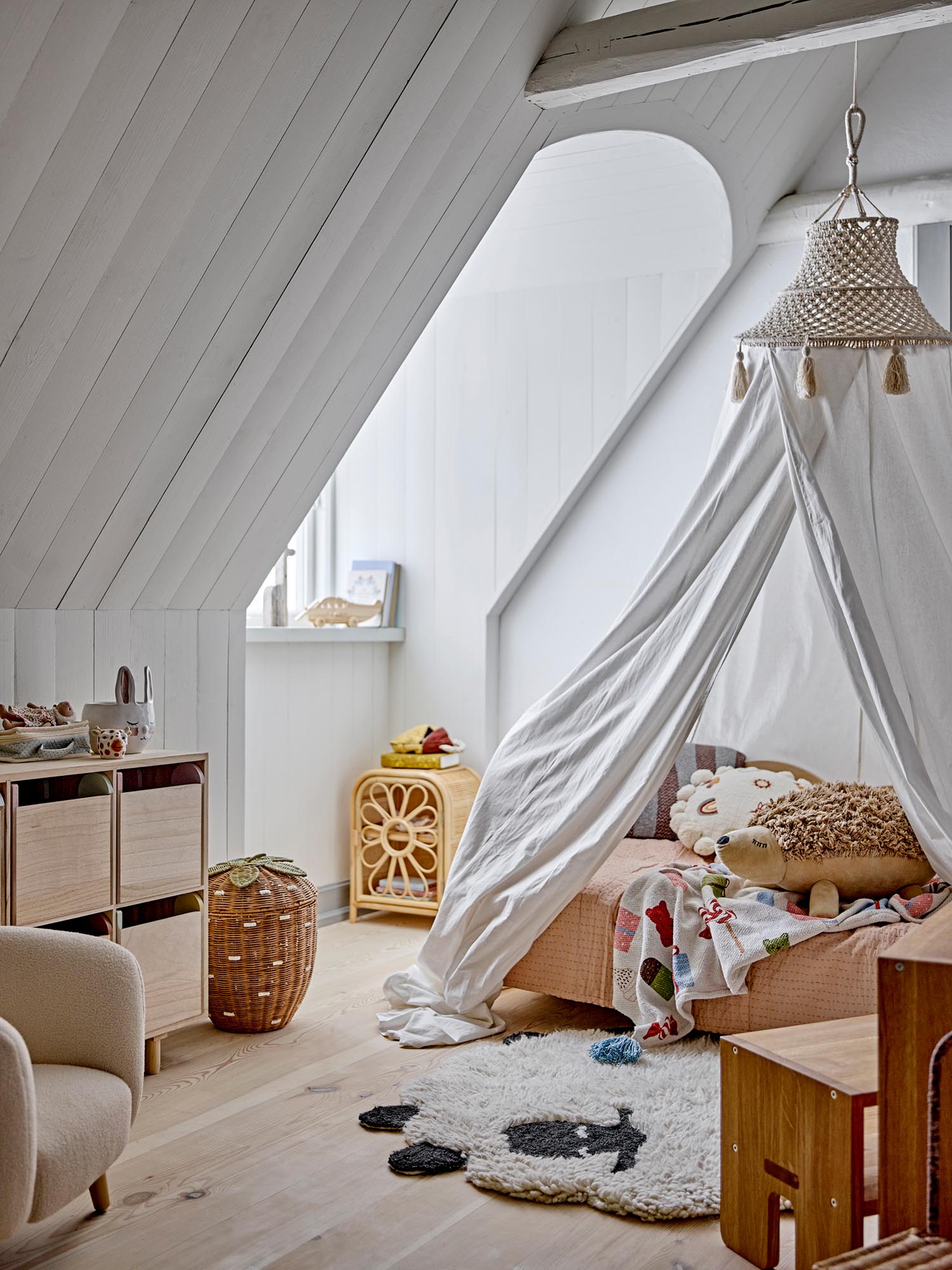 Der Dolly Teppich von Bloomingville Mini ist ein weicher, weisser Wollteppich, ideal für ein gemütliches Kinderzimmer.