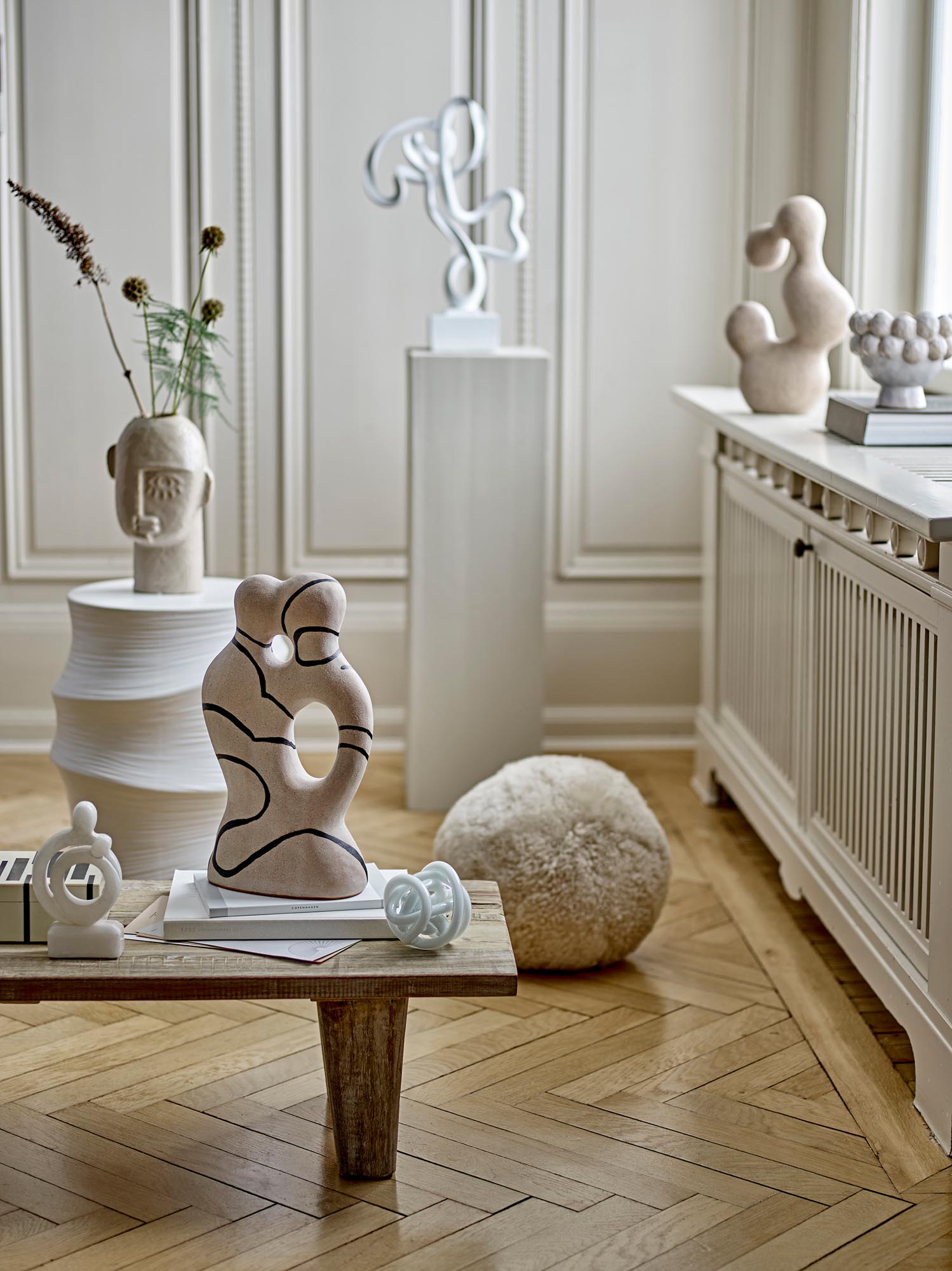 Die Lizzie Vase von Bloomingville aus natürlichem Steingut besticht durch ihr elegantes Design und ihre hochwertige Verarbeitung.