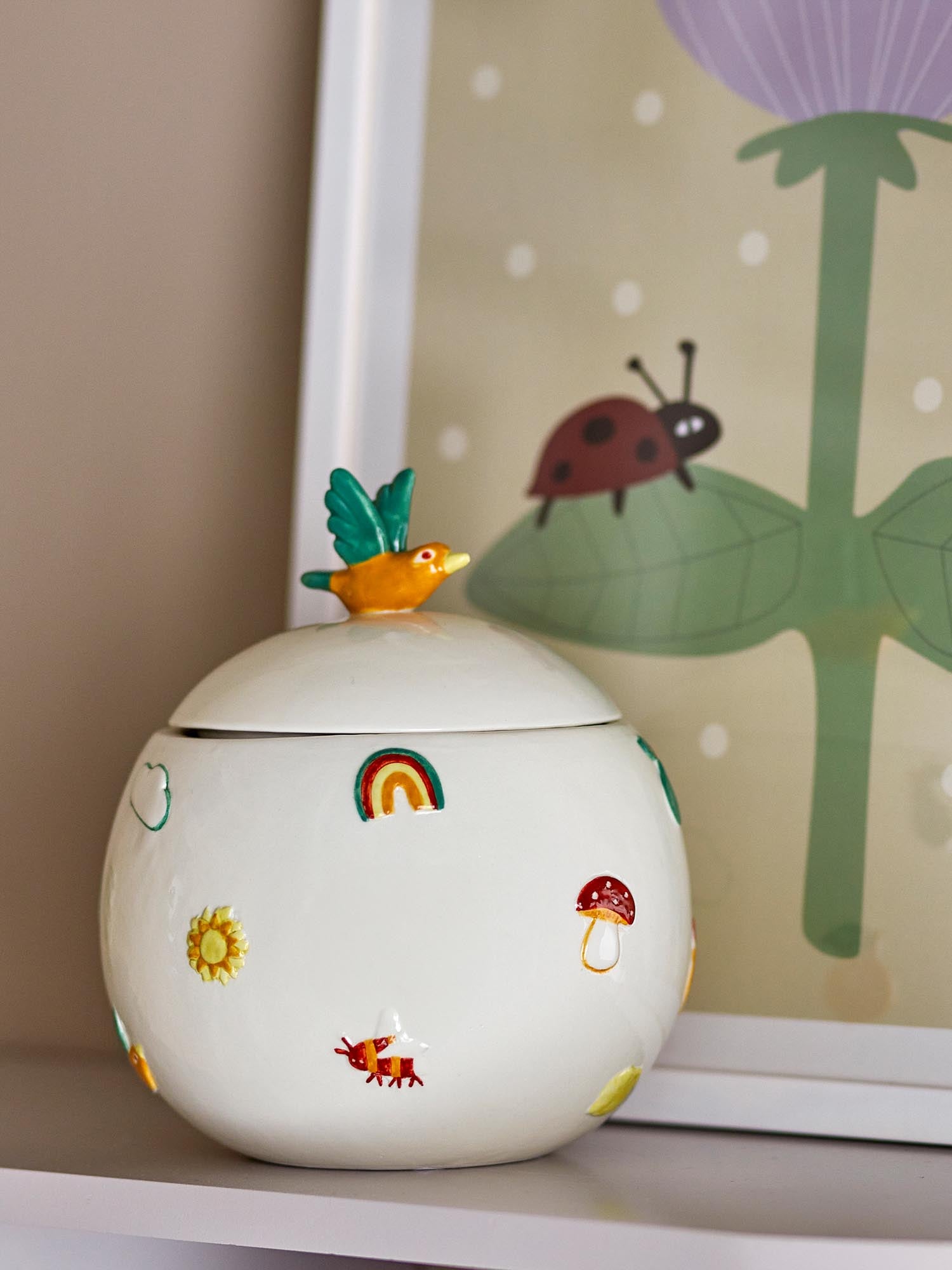 Das Agnes Gefäss von Bloomingville MINI: Weisses Steingut, elegantes Design, mit Vogelgriff. Ideal für Kinderzimmer.