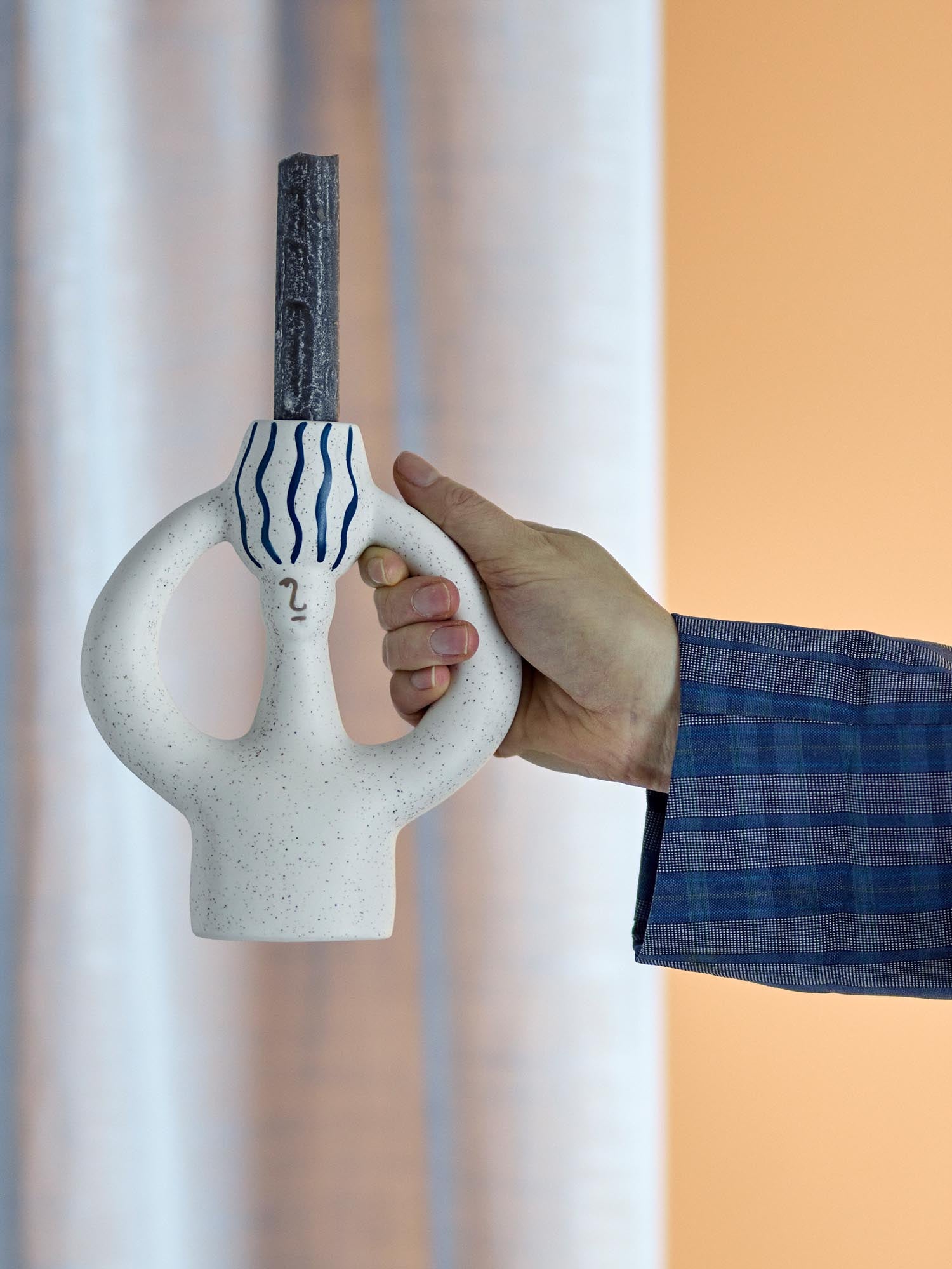 Der Hatty Kerzenhalter von Bloomingville aus blauem Steingut besticht durch sein modernes Design und hochwertige Verarbeitung.