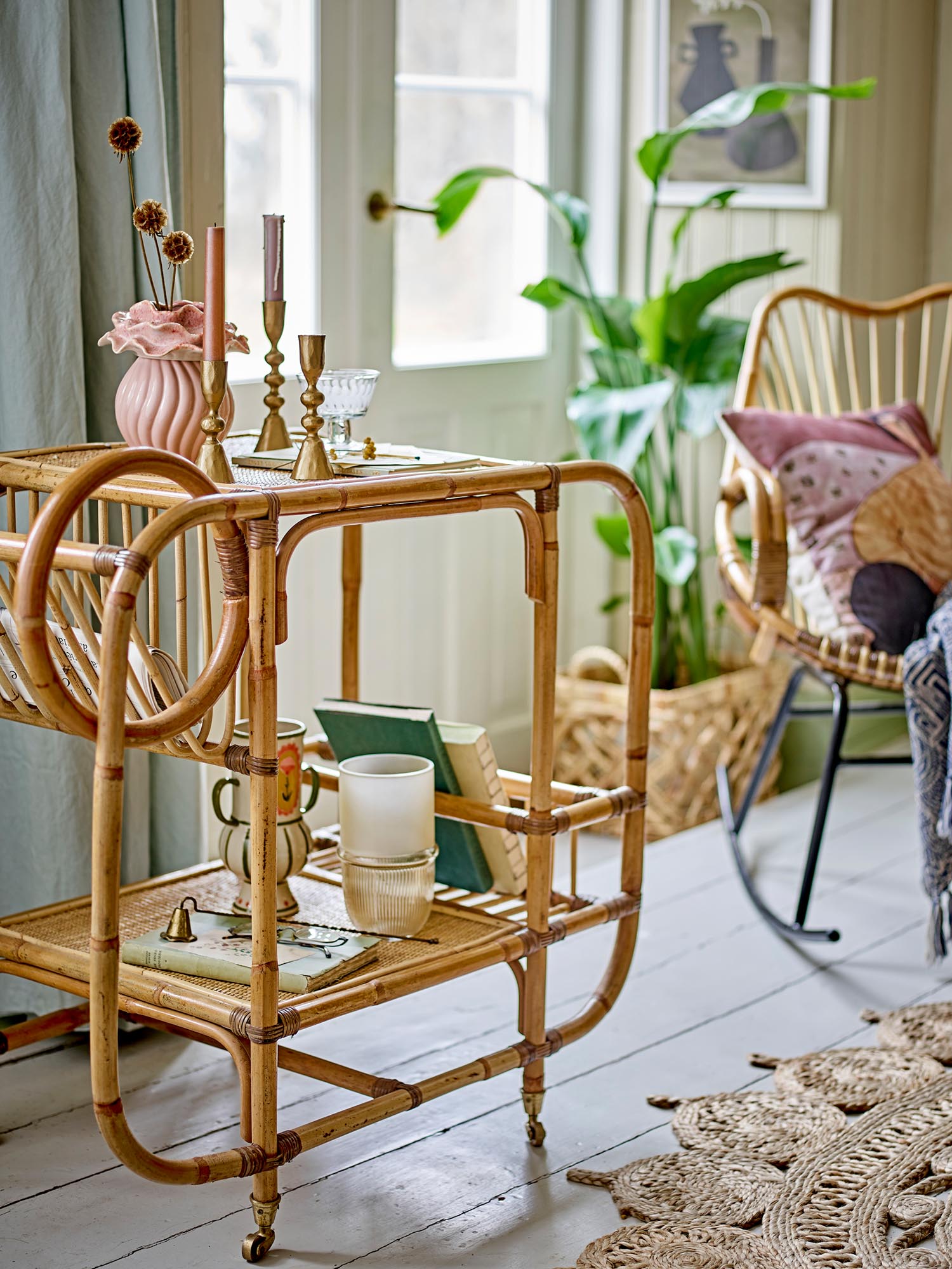 Die Petalia Vase von Bloomingville in zartem Rosé aus Steingut überzeugt mit stilvollem Design und erstklassiger Qualität.