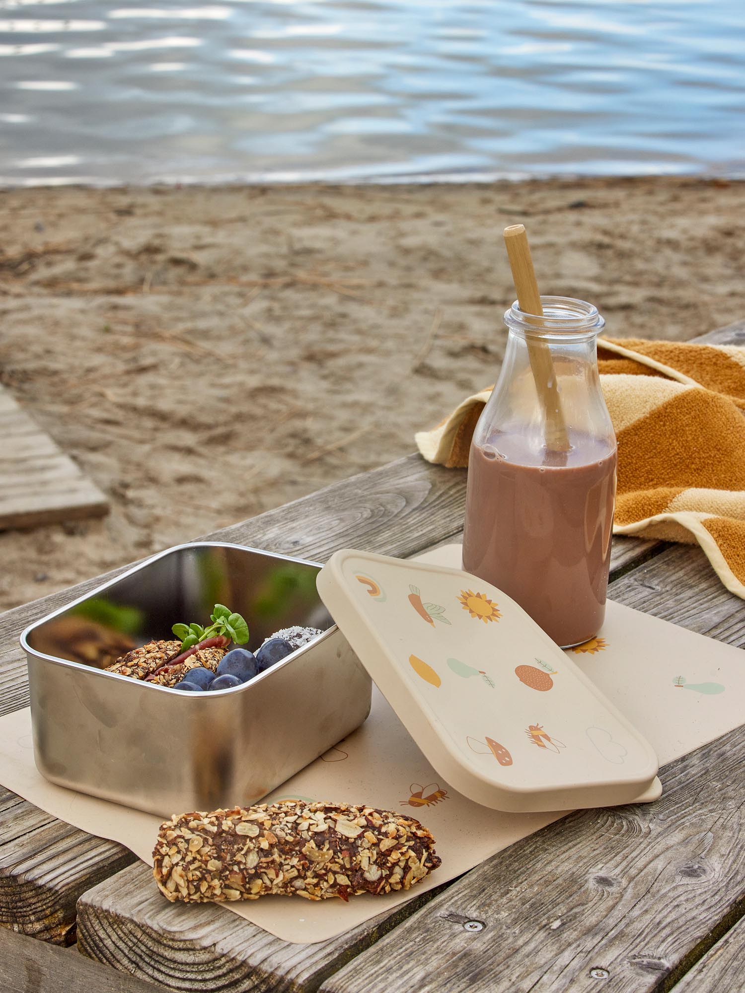 Das Agnes Platzdeckchen aus Silikon in Natur von Bloomingville Mini ist praktisch, stilvoll und ideal für Kinder.