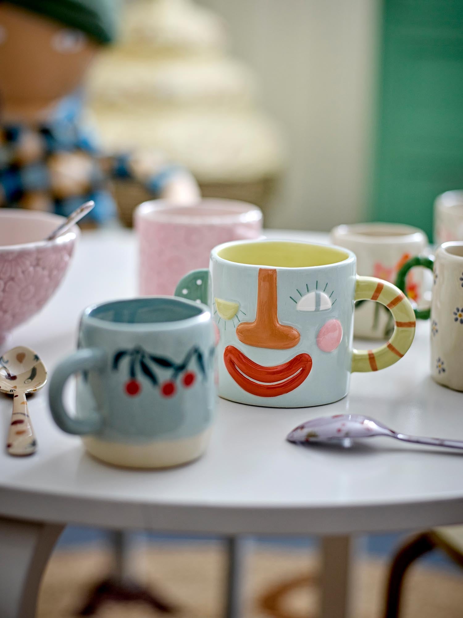 Die Sylvie Tasse von Bloomingville Mini aus blauem Steingut ist stilvoll und robust, ideal für Kinder und den täglichen Gebrauch.