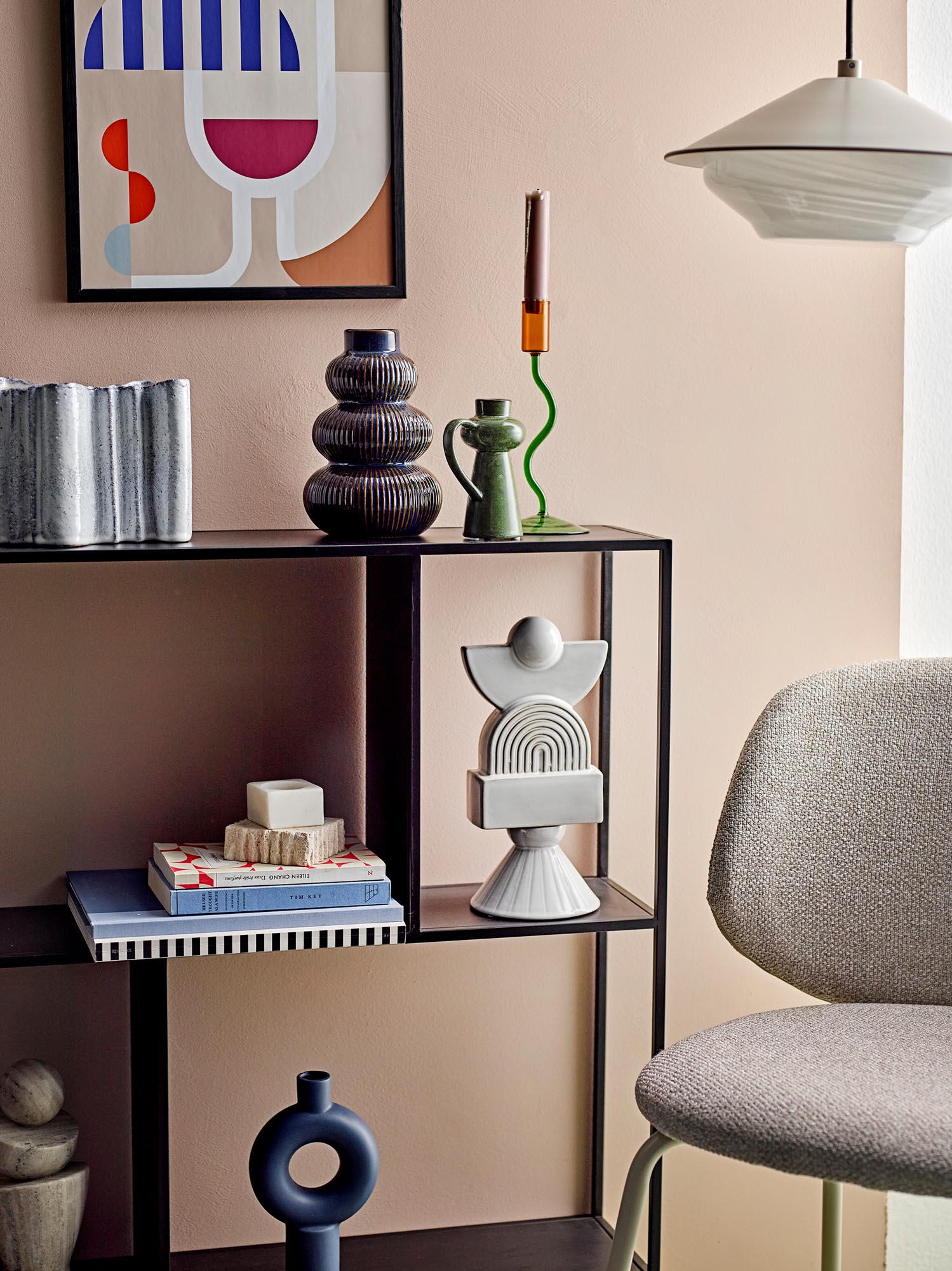 Die Janna Hängeleuchte von Bloomingville kombiniert natürliches Design mit Metallakzenten und verleiht jedem Raum eine stilvolle Atmosphäre.