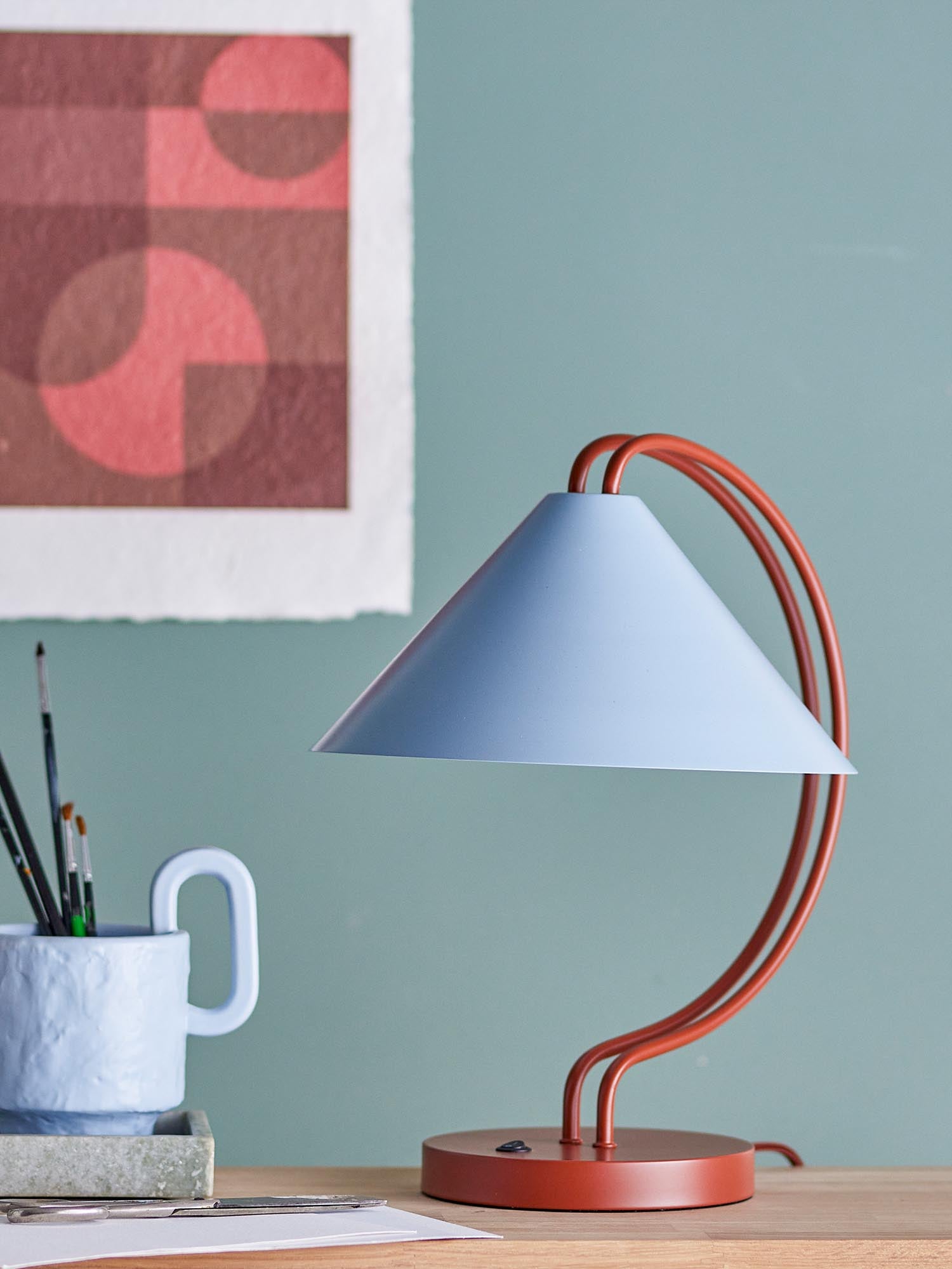 Die Janya Tischlampe von Bloomingville in Rot aus Metall vereint modernes Design mit Funktionalität für stilvolle Beleuchtung.