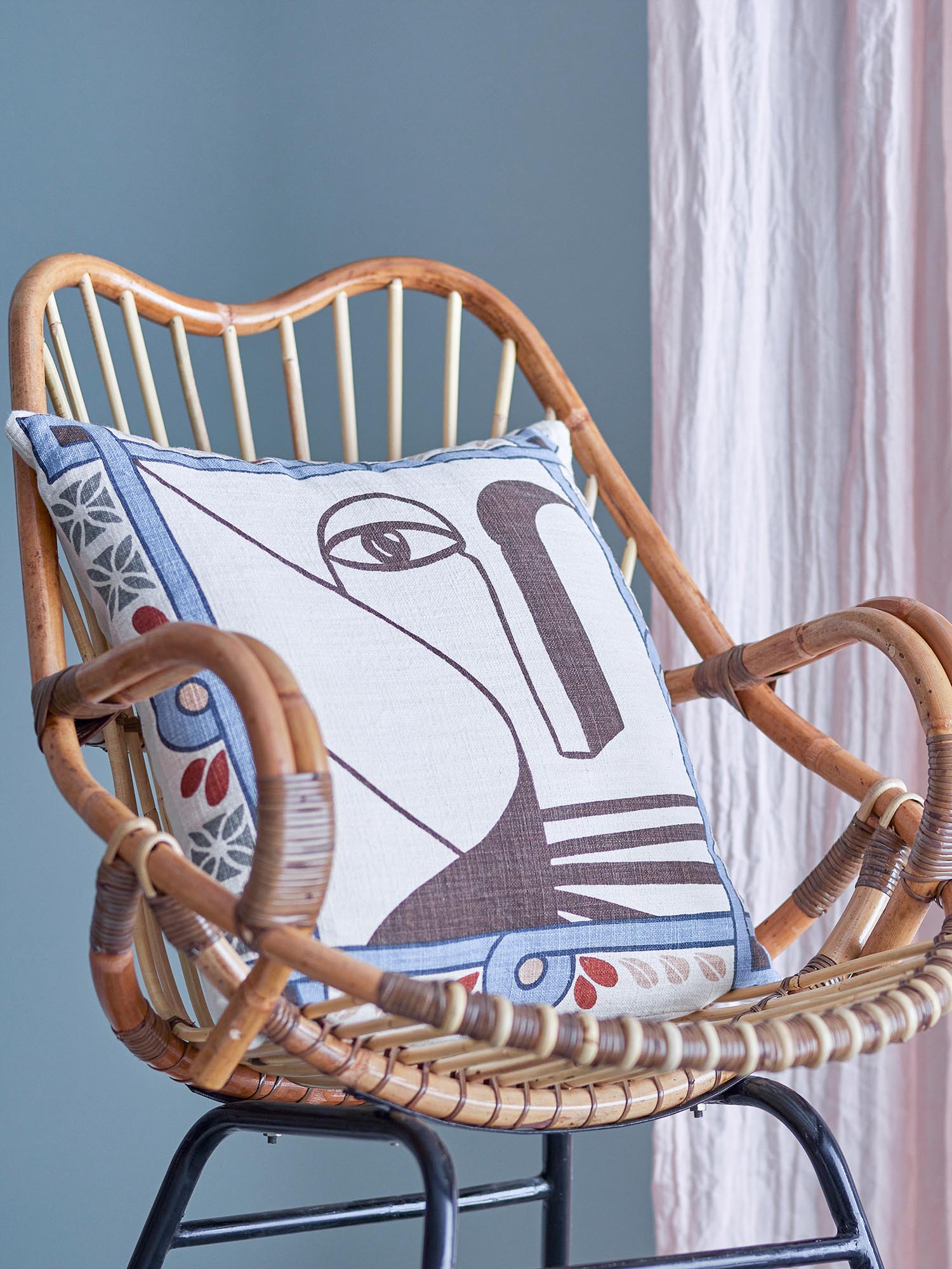 Das Rudaur Kissen von Bloomingville in Blau aus Baumwolle bietet stilvolle Gemütlichkeit für Ihr Zuhause.