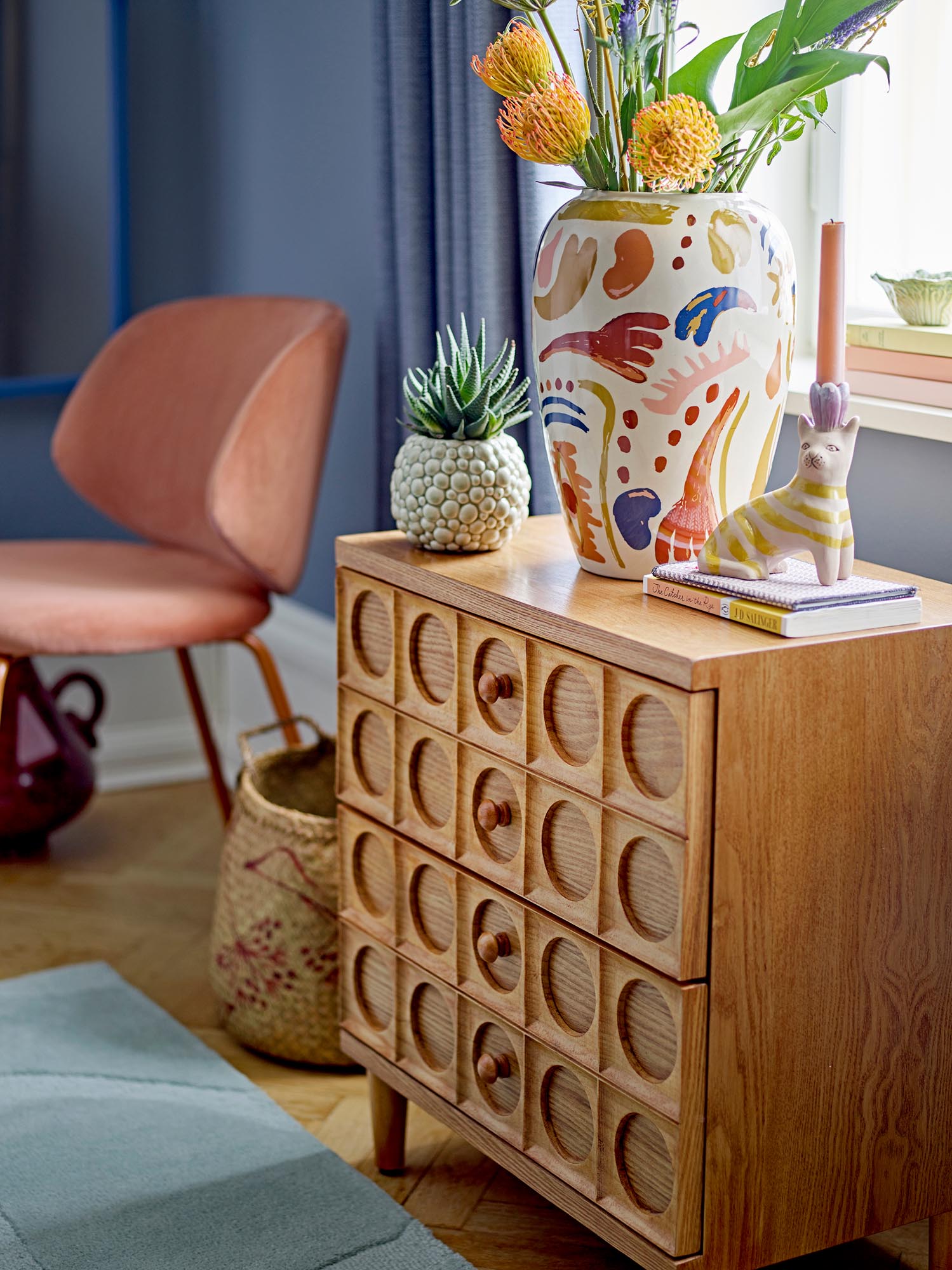 Die Horus Vase in Orange von Bloomingville aus Steingut besticht durch ihr modernes Design und ihre warme, einladende Farbgebung.