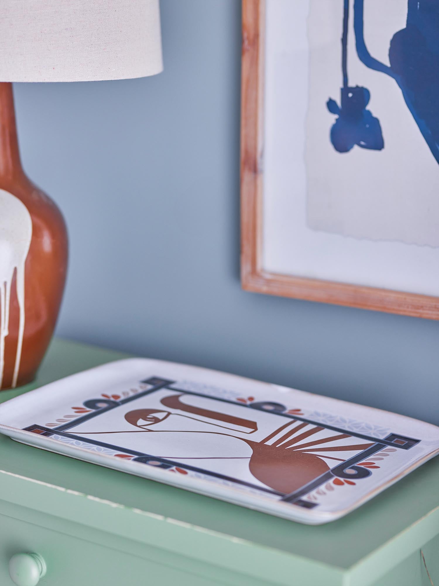 Elegante Rudaur Servierplatte aus Steingut in Blau von Bloomingville, ideal für stilvolles Servieren und Dekorieren.