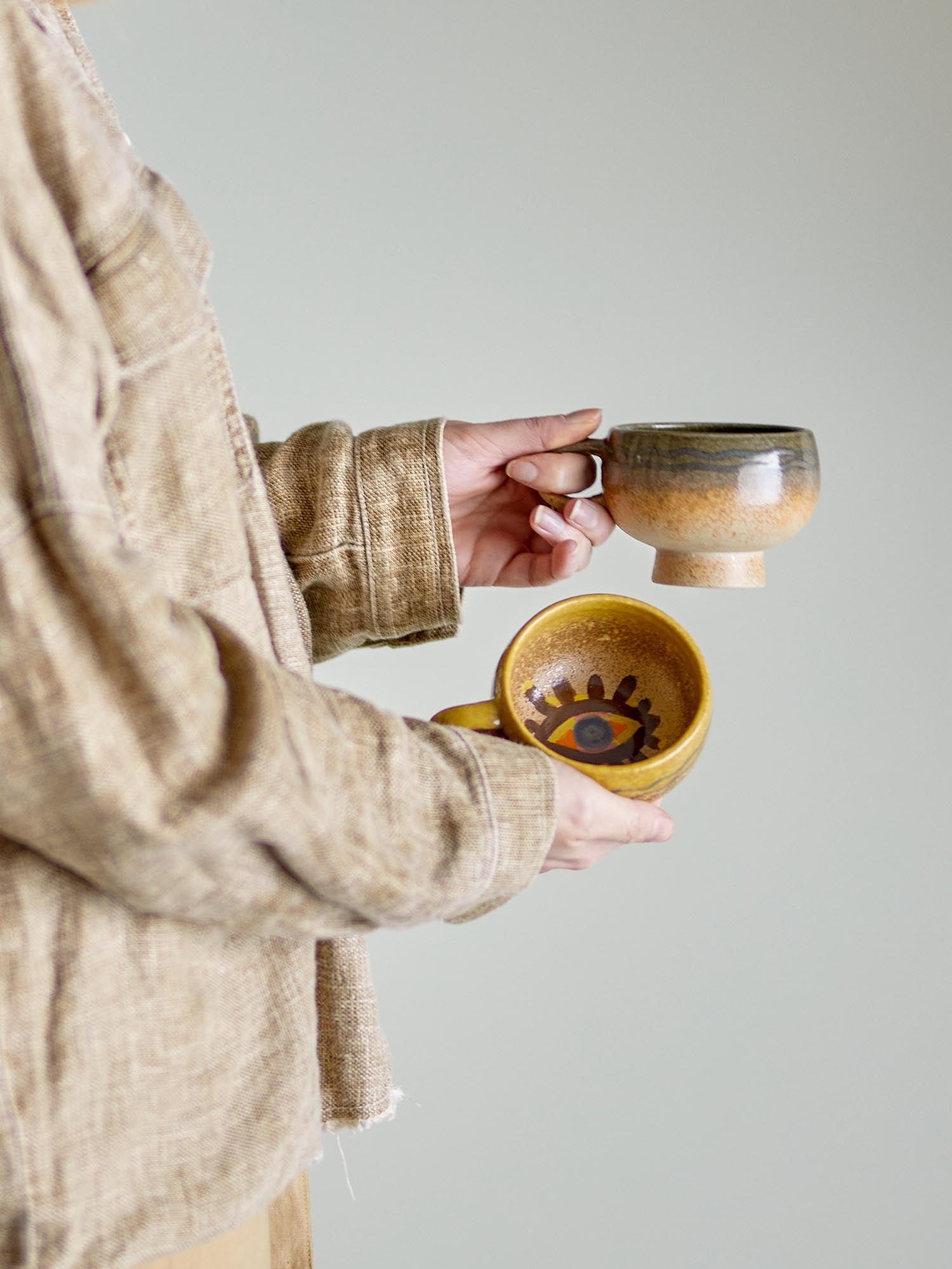 Die braune Oculus Tasse von Bloomingville aus Steingut überzeugt mit elegantem Design und erstklassiger Qualität.