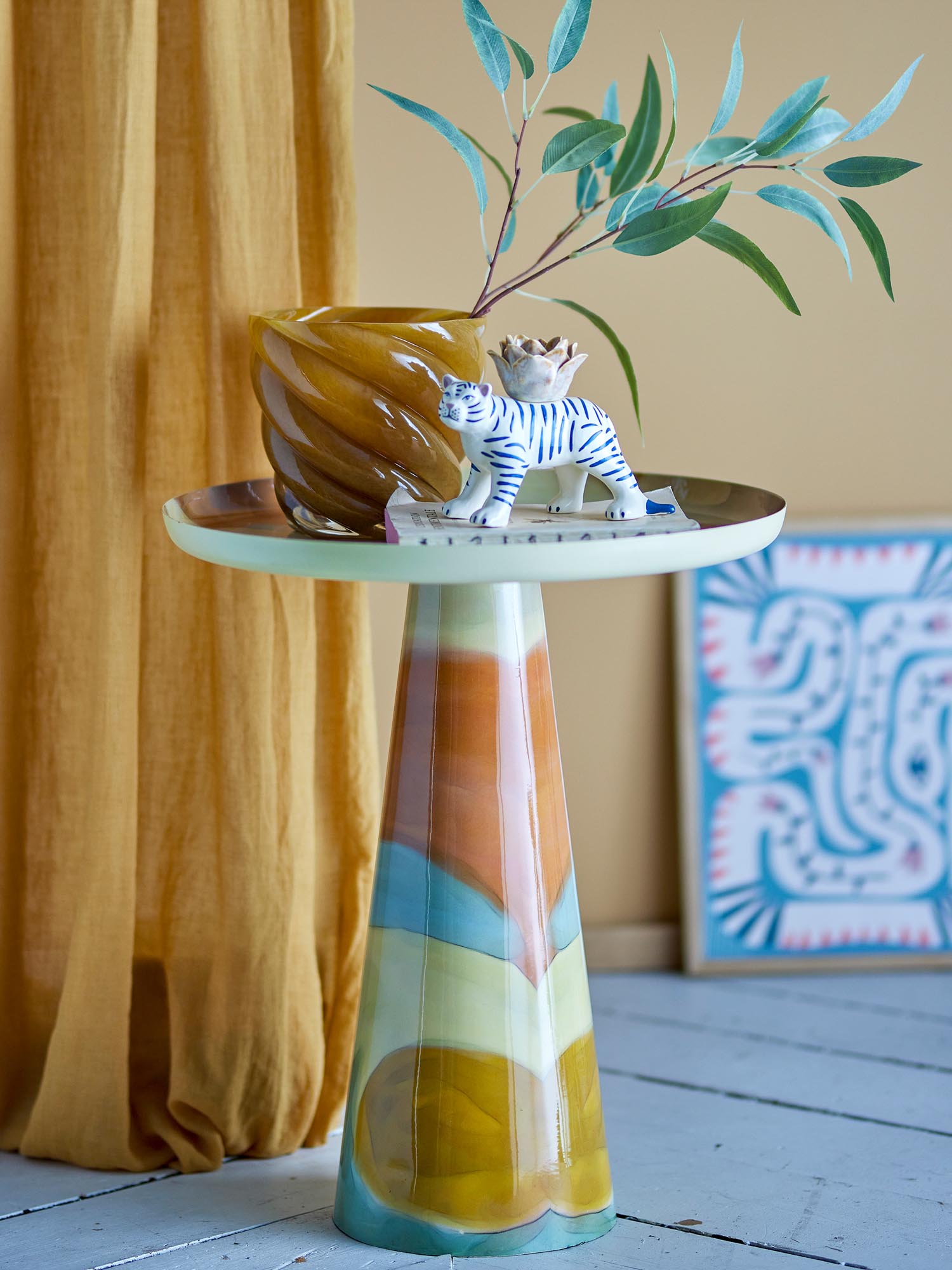 Moderner gelber Beistelltisch aus Metall von Bloomingville, ideal für stilvolle Akzente in jedem Raum.