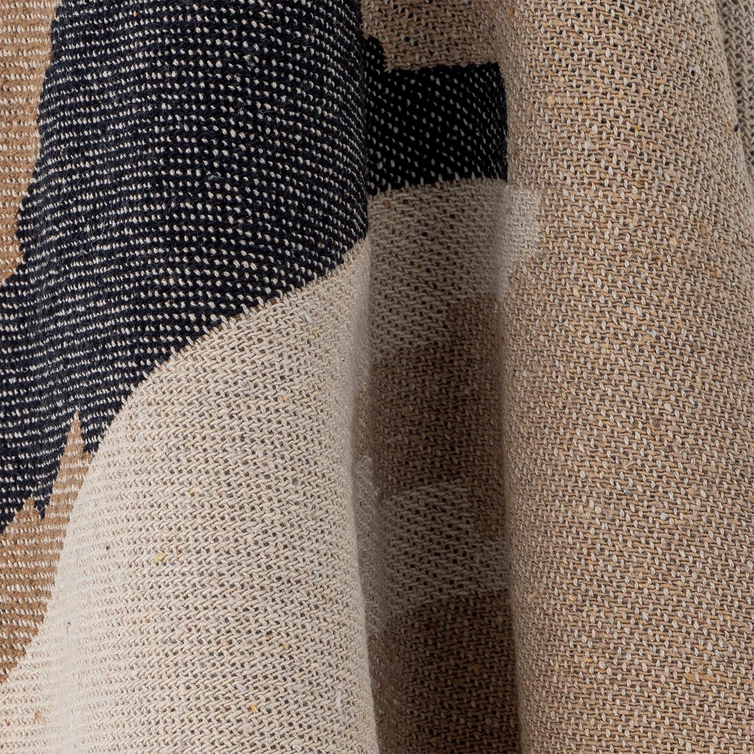 Die braune Maji Decke von Creative Collection aus recycelter Baumwolle vereint umweltfreundliche Materialien mit modernem Stil.