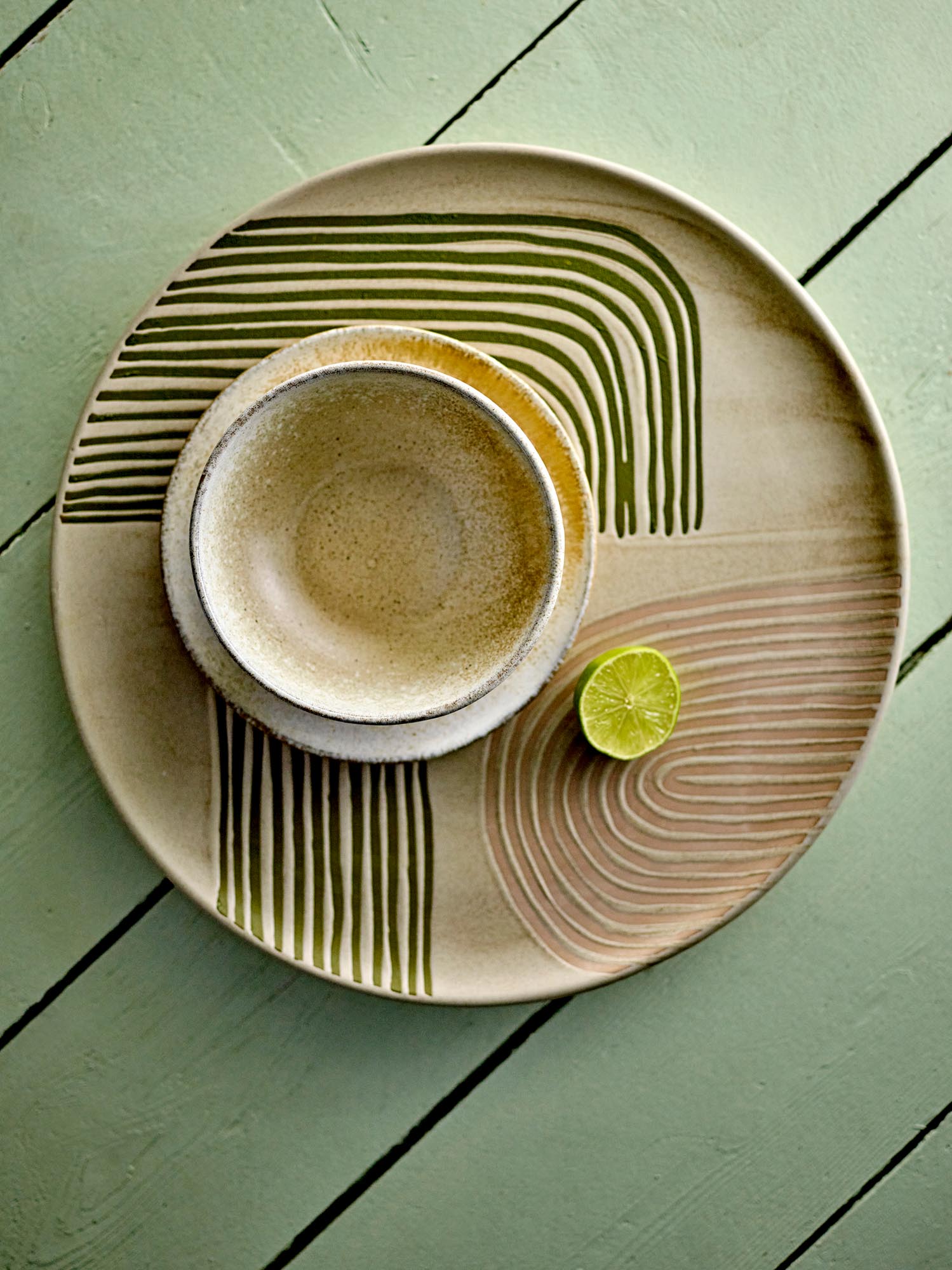 Elegante Amica Servierplatte aus Steingut in zartem Rosé von Bloomingville, ideal für stilvolles Servieren und Dekorieren.