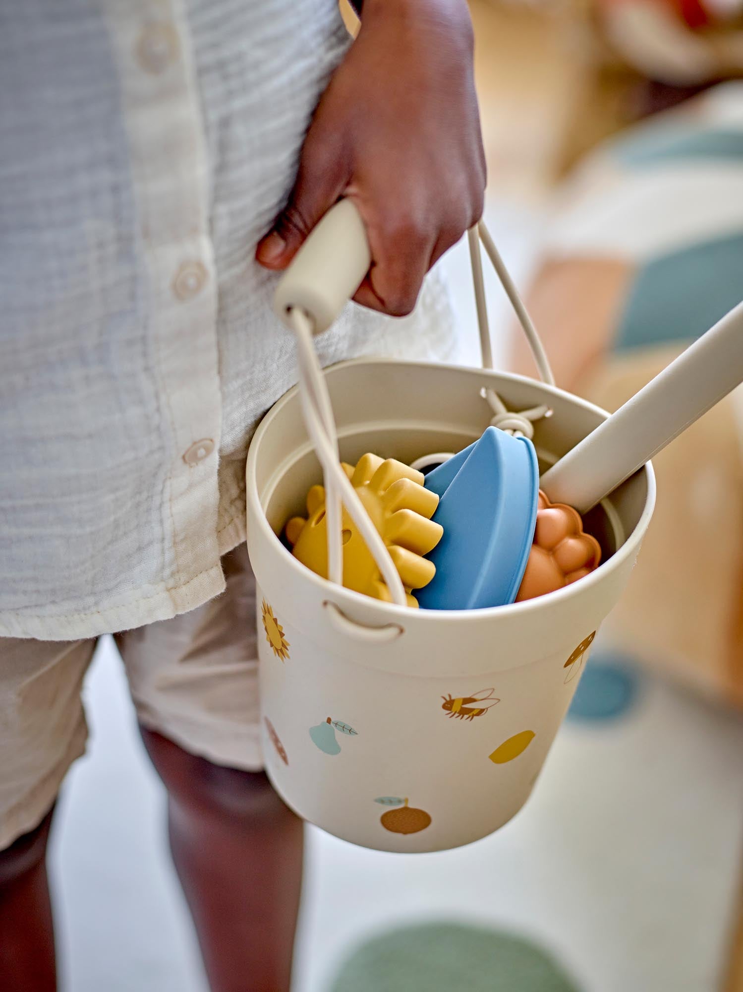 Agnes Sandspielzeug aus Silikon in natürlichen Farben, ideal für Kinder. Perfekt für Strand, Sand und Wasser, robust und sicher.