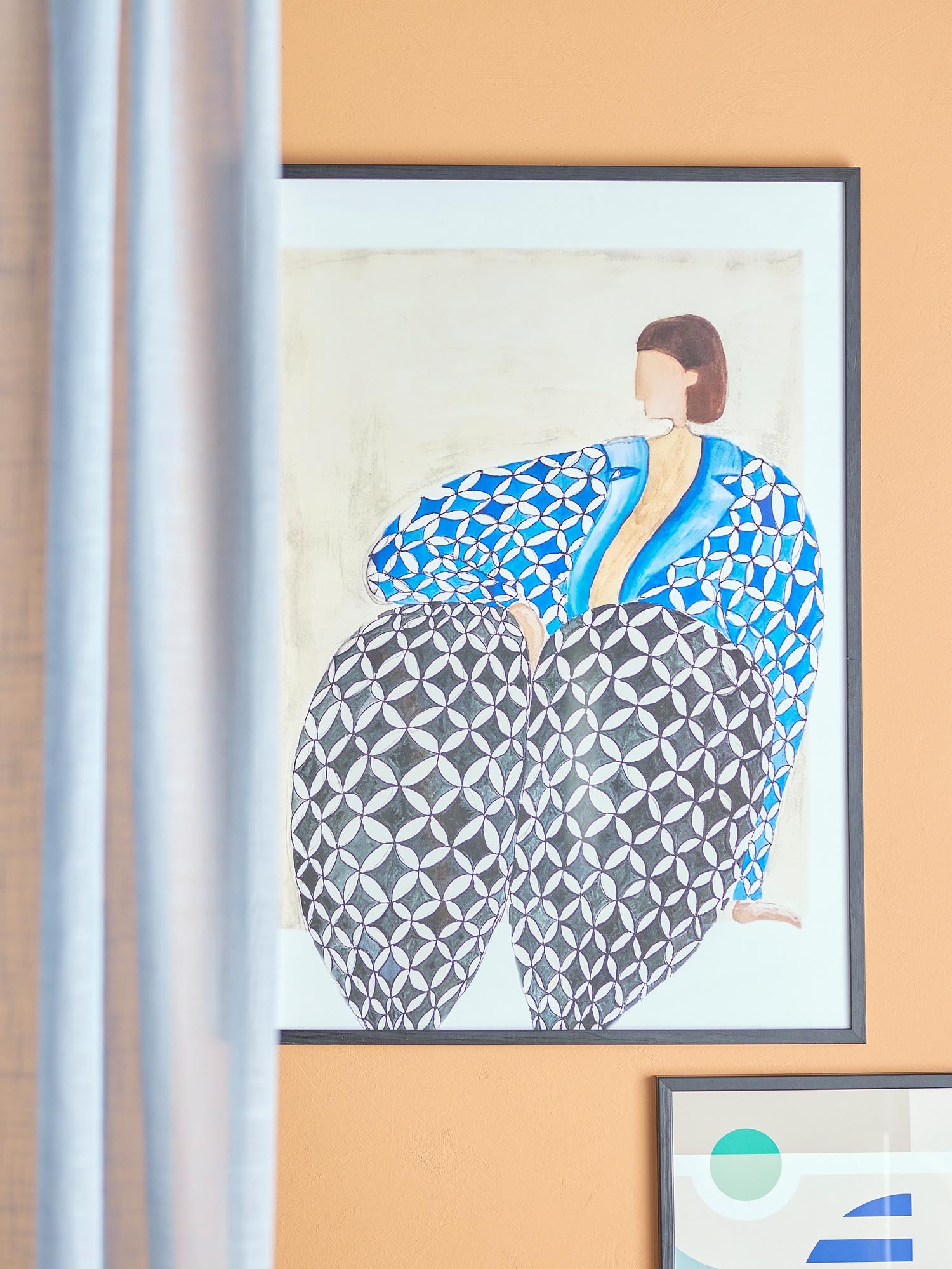 Elegante Vivianne Illustration in schwarzem Rahmen aus Kiefernholz von Bloomingville, ideal für stilvolle Wohnraumdekoration.