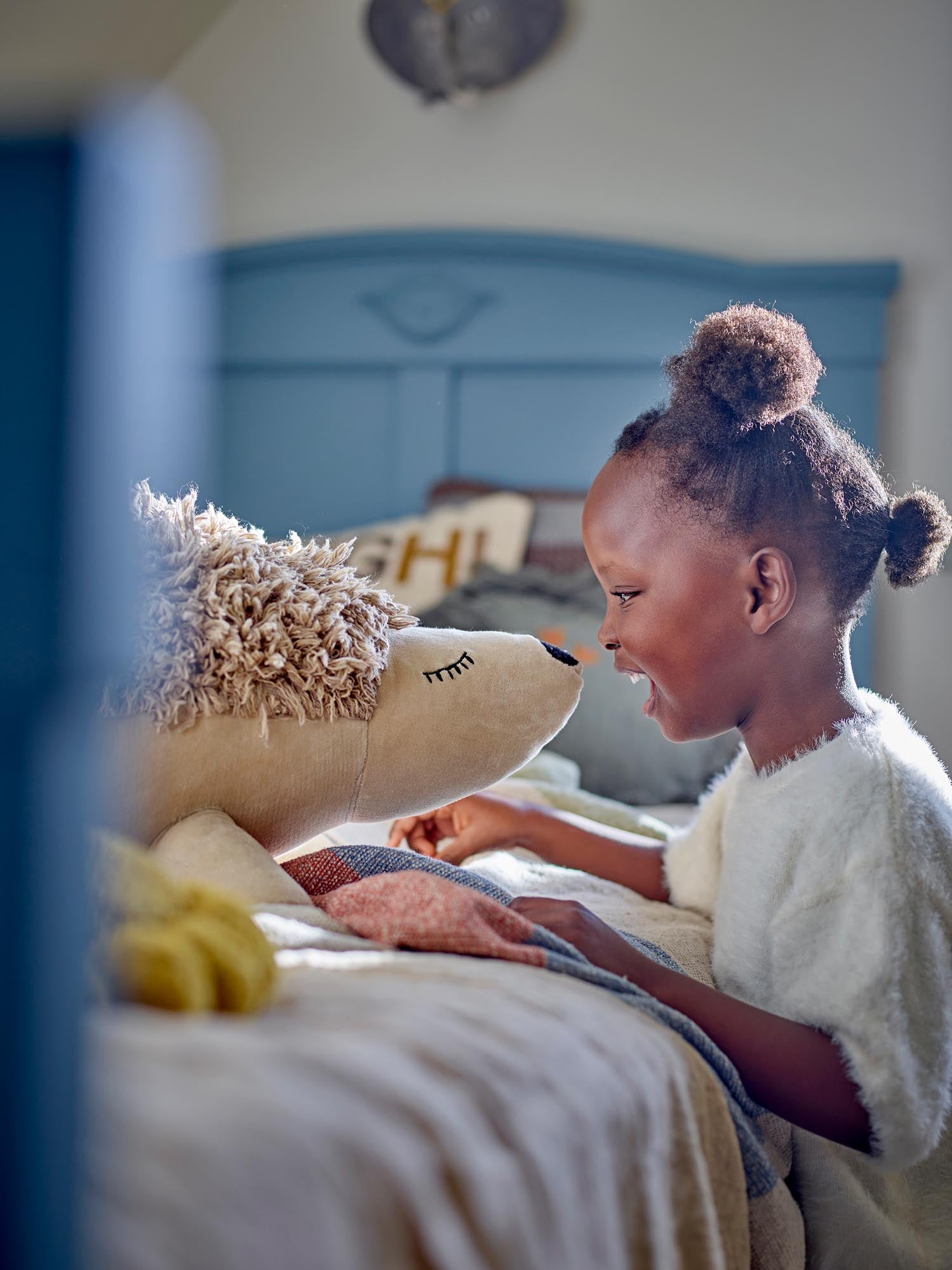 Das Henny Plüschtier von Bloomingville Mini ist ein braunes Kuscheltier aus Baumwolle, perfekt für Kinder zum Spielen und Liebhaben.