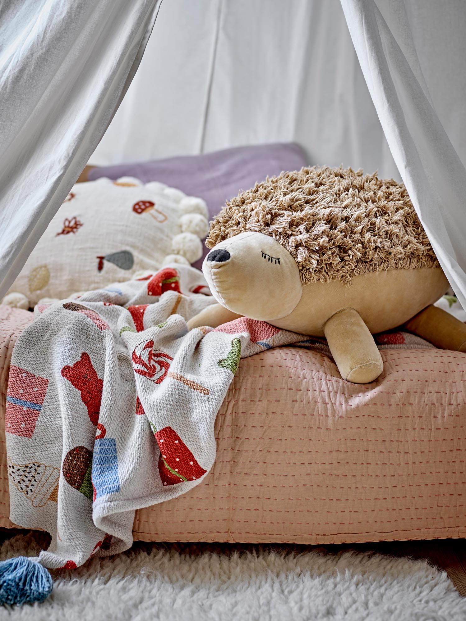 Das Henny Plüschtier von Bloomingville Mini ist ein weiches, braunes Kuscheltier aus Baumwolle, ideal für Kinder zum Kuscheln und Spielen.