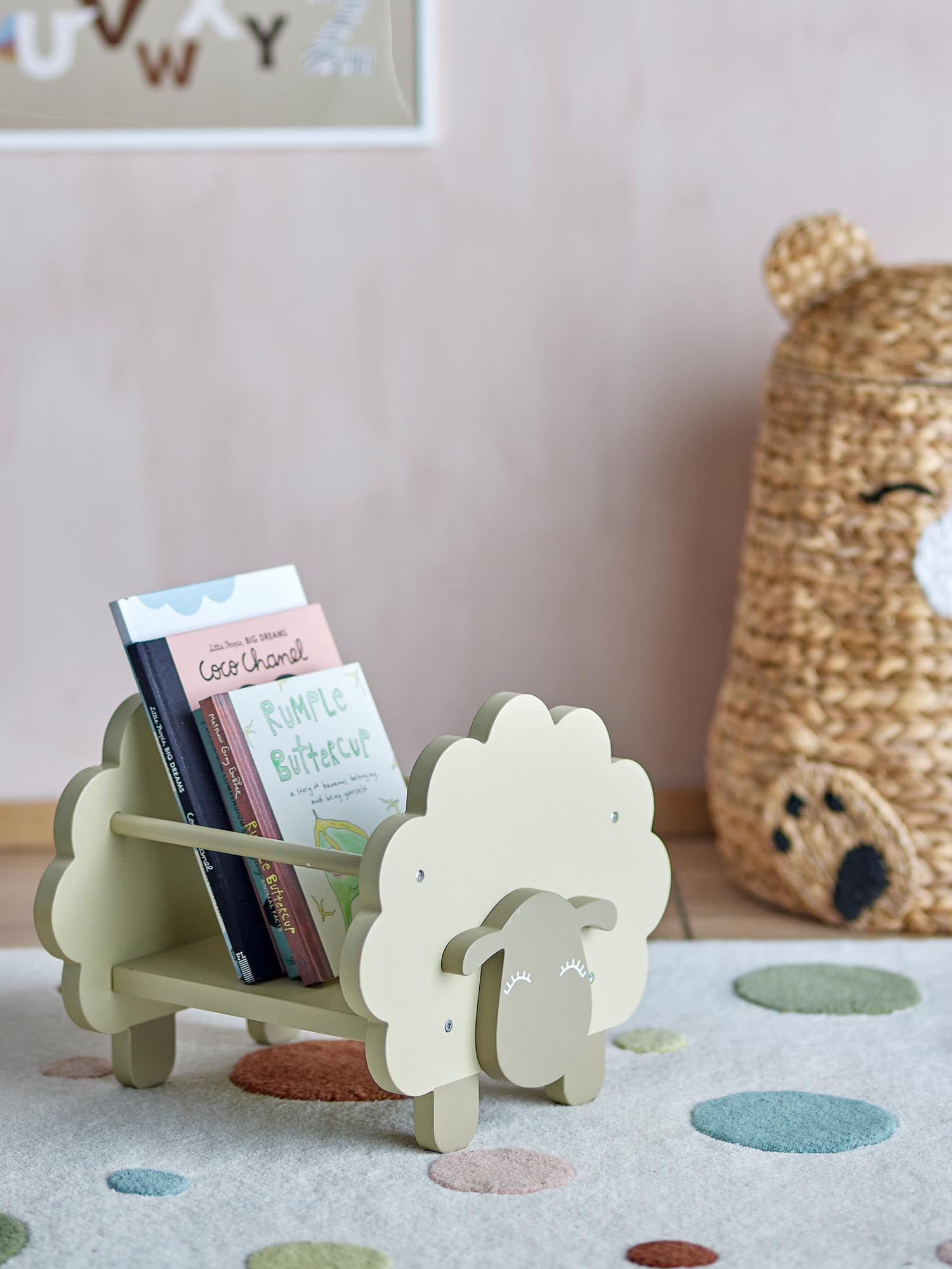 Das Dolly Bücherregal in Grau von Bloomingville Mini ist aus FSC®-zertifiziertem MDF gefertigt und bietet stilvolle Aufbewahrung für Kinderzimmer.