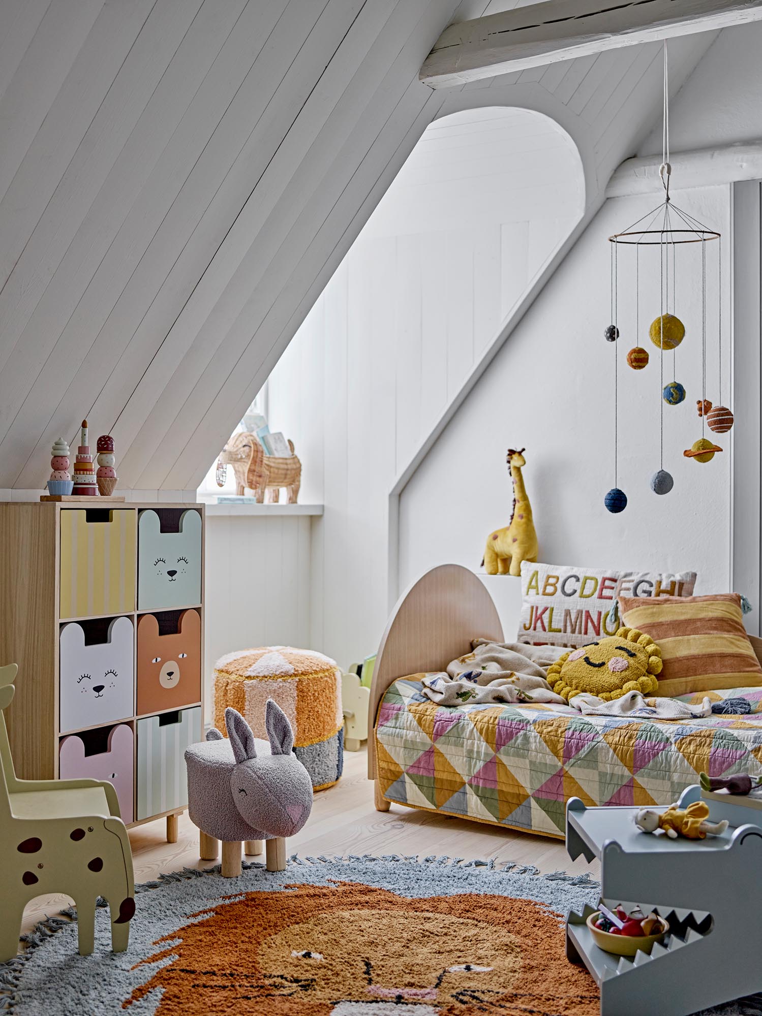 Der graue Ibber Stuhl von Bloomingville Mini aus FSC®100% MDF ist umweltfreundlich, modern und perfekt für das Kinderzimmer.