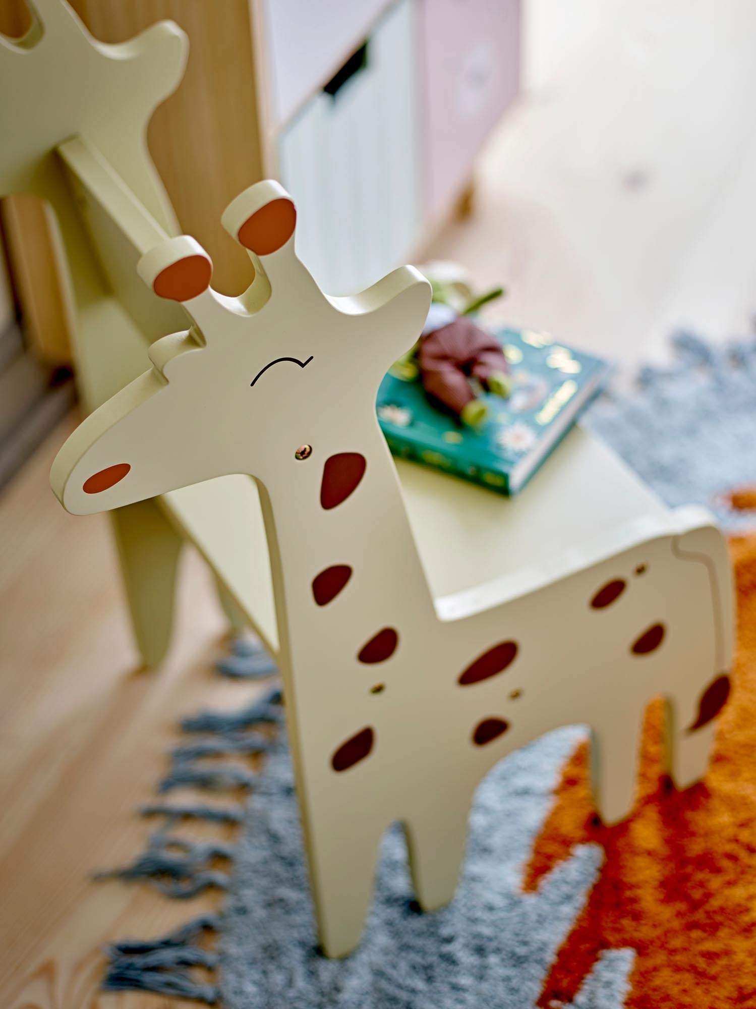 Der Ibber Stuhl von Bloomingville Mini in Grau, aus FSC®100% MDF, ist nachhaltig, stilvoll und ideal für das moderne Kinderzimmer.