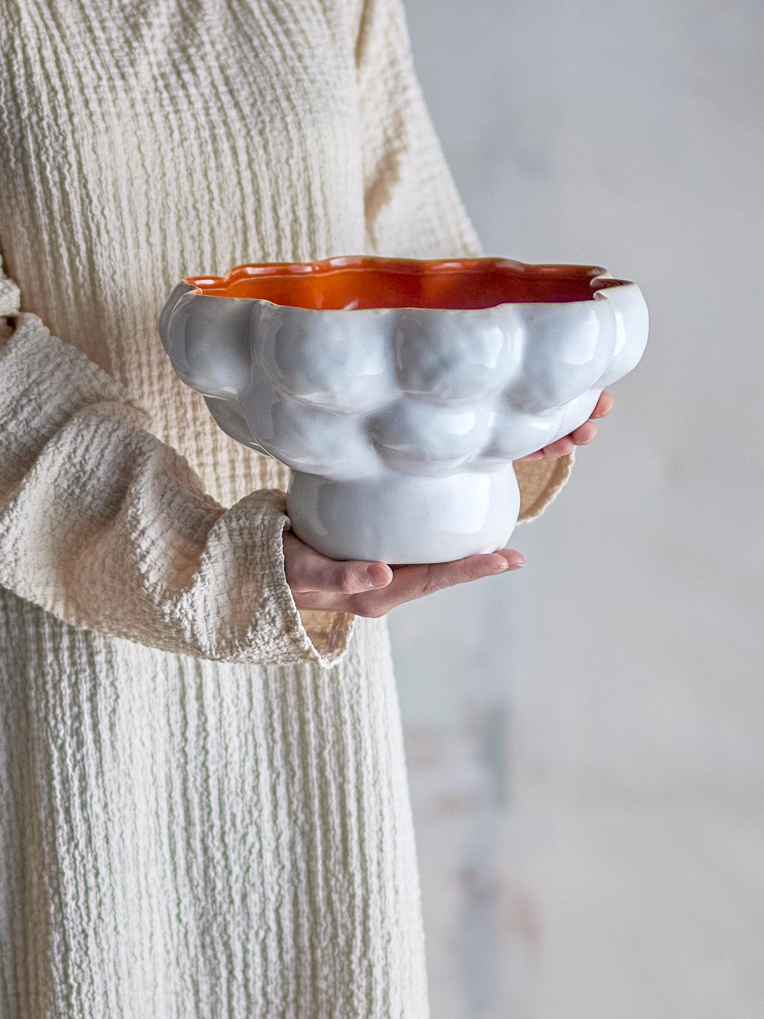 Die Valkyrie Schale von Bloomingville: Eleganz in Weiss, aus robustem Steingut, mit einzigartiger Textur und farbenfroher Innenglasur.