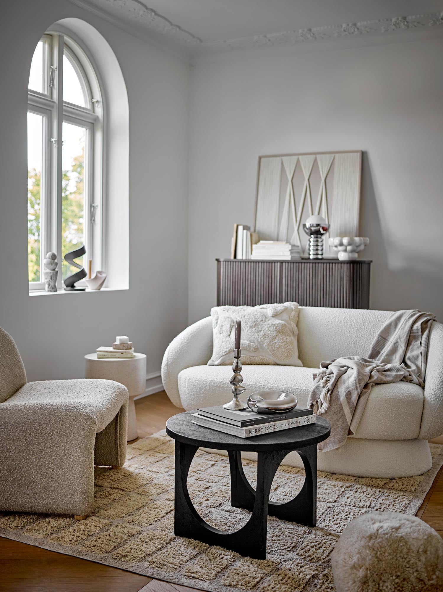 Die Spike Tischlampe von Bloomingville aus silbernem Metall vereint modernes Design mit Funktionalität und setzt elegante Lichtakzente.