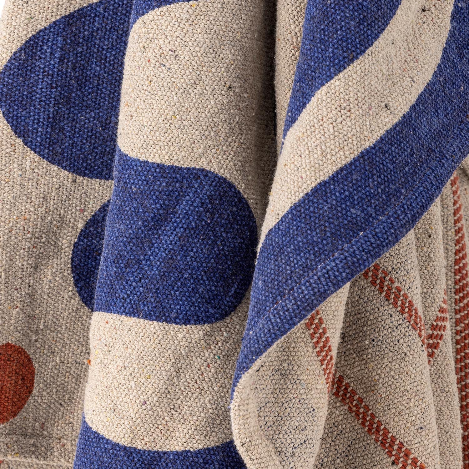 Eviaya Decke in Blau aus recycelter Baumwolle von Bloomingville, stilvoll und nachhaltig für ein gemütliches Zuhause.