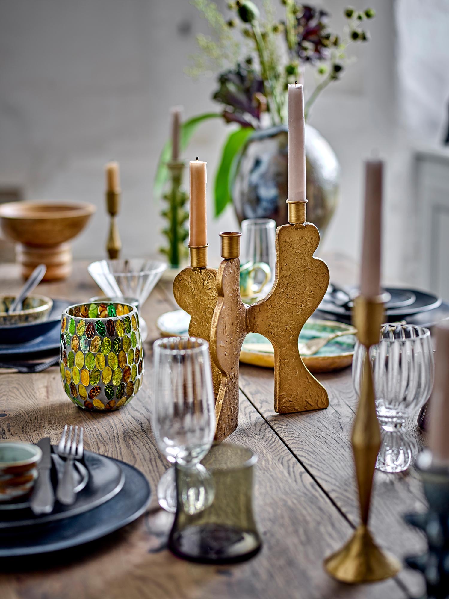 Luxuriöser Kerzenhalter aus goldfarbenem Metall von Bloomingville, perfekt für elegante Dekoration und ein warmes Ambiente.