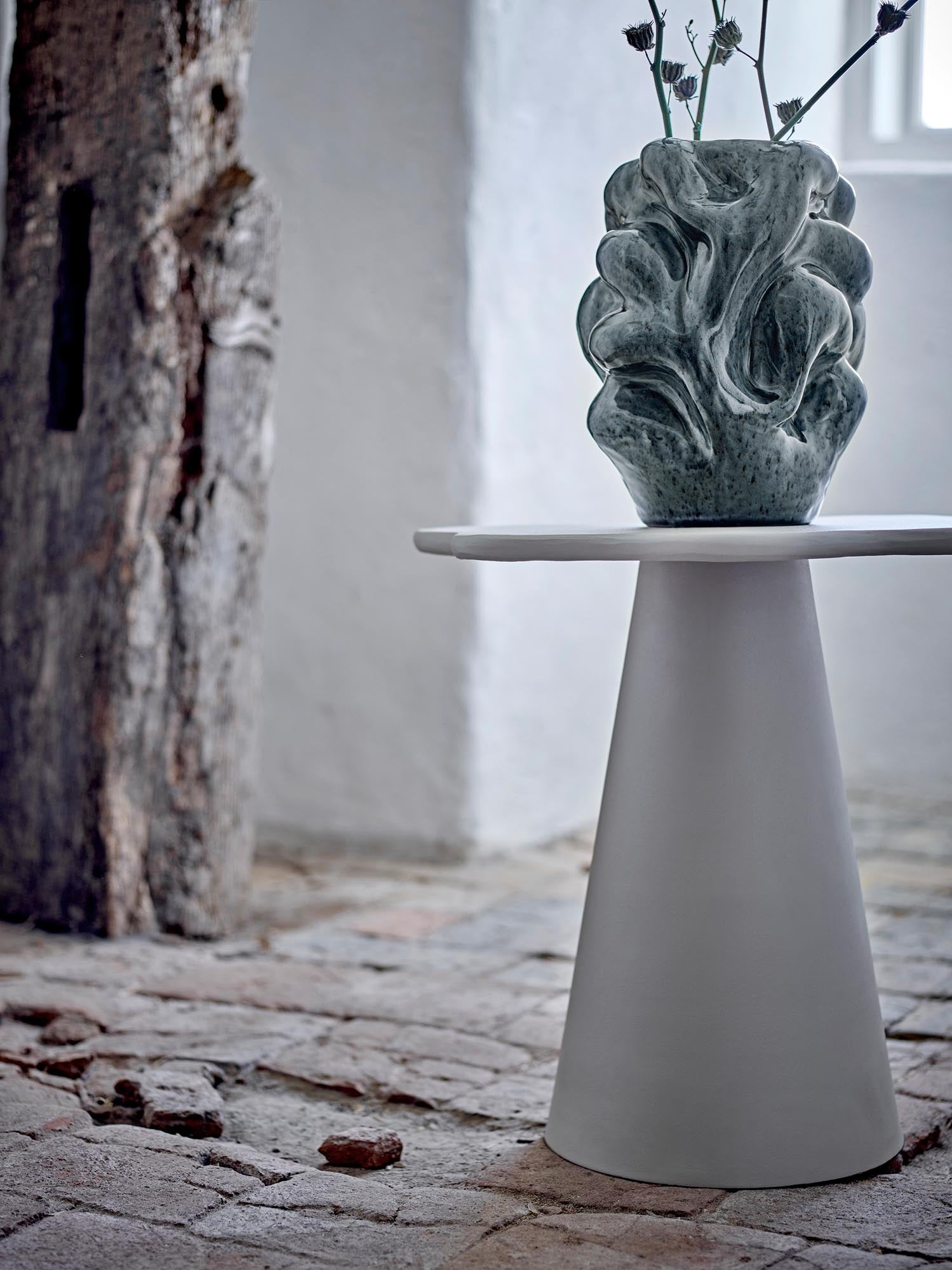 Moderne graue Vase aus Steingut von Bloomingville, perfekt für stilvolle Dekoration und zeitgemässe Wohnraumgestaltung.