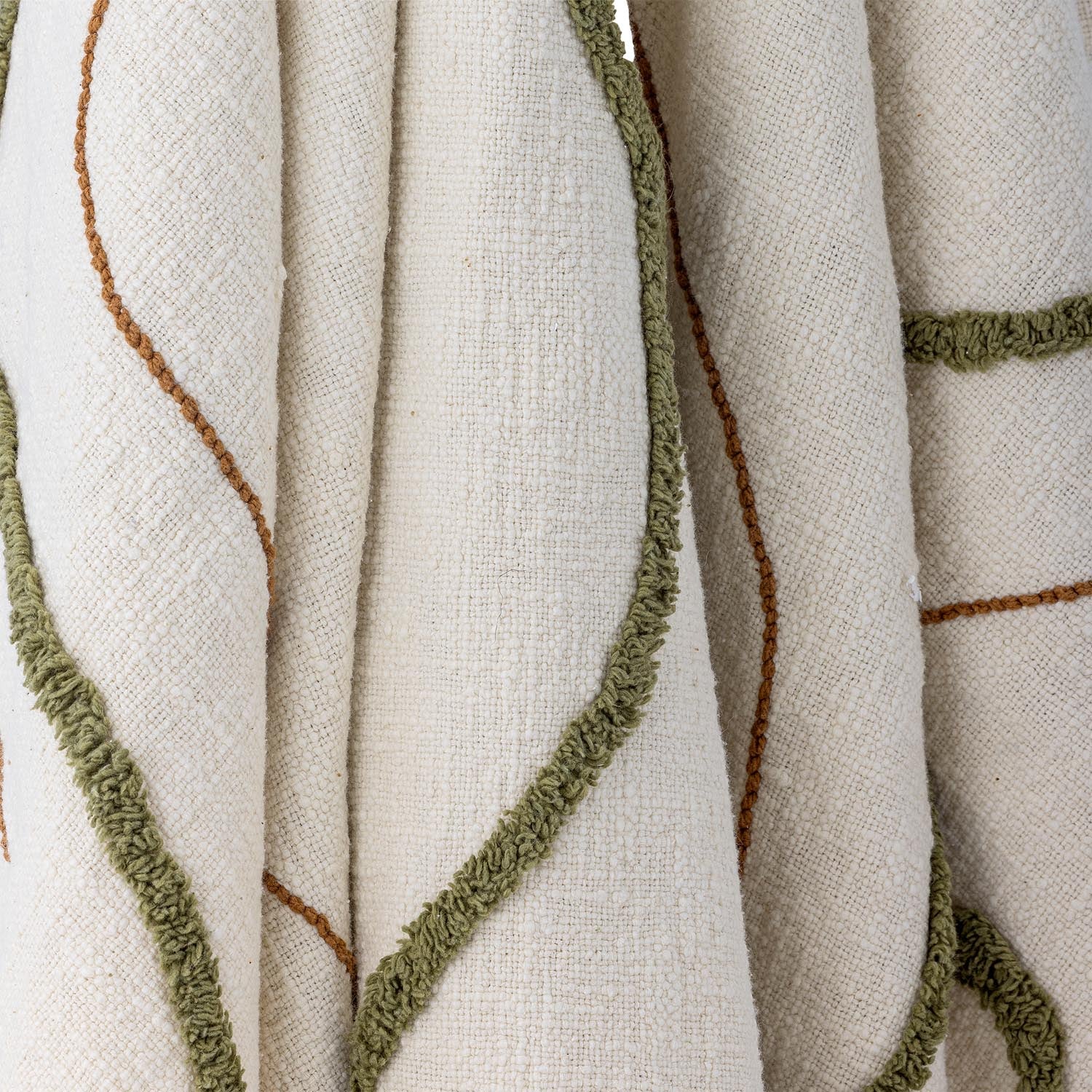 Die grüne Osasio Decke von Bloomingville aus OEKO-TEX® Baumwolle vereint Komfort und Stil für ein gemütliches Wohnambiente.