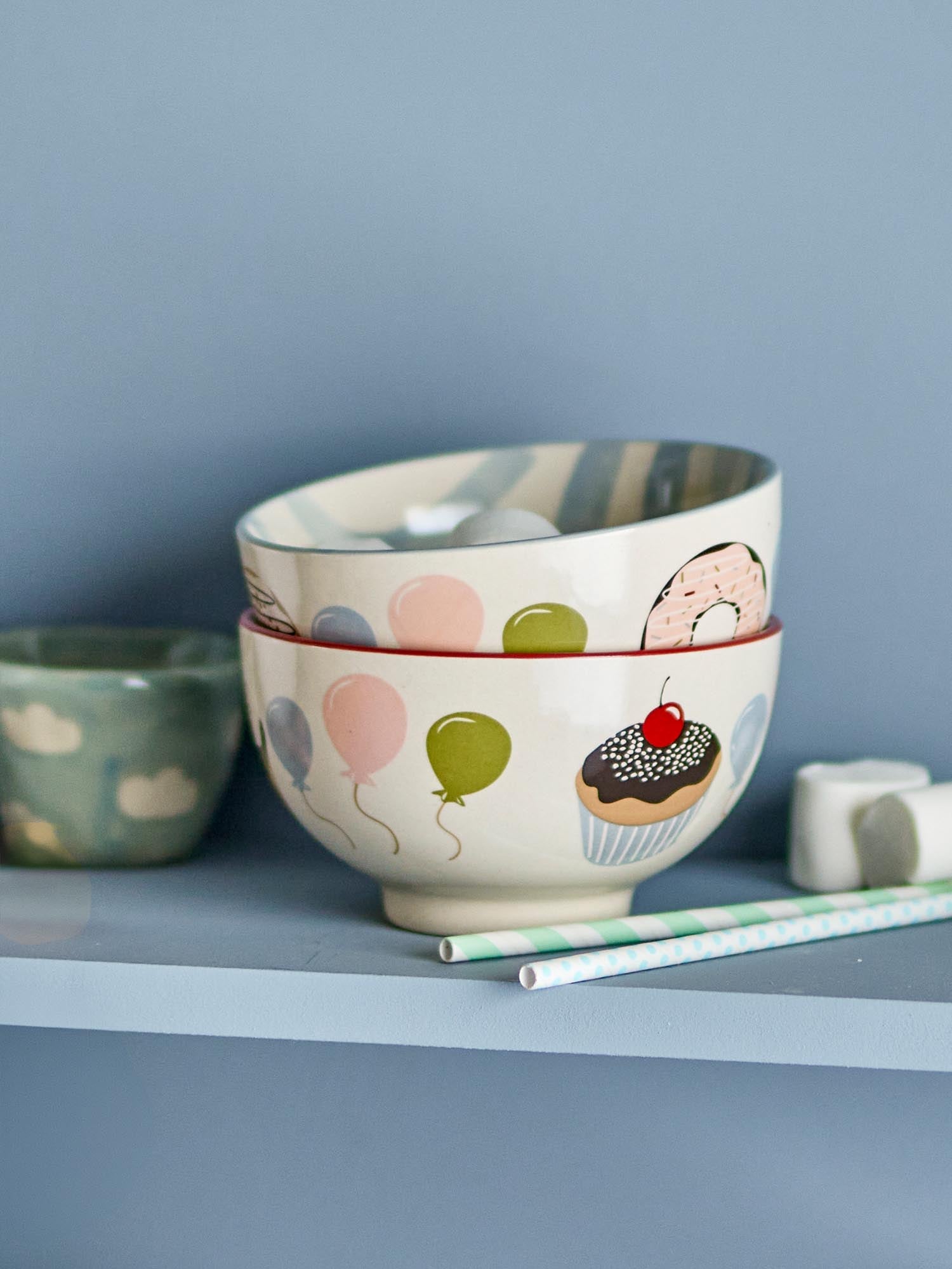 Die Darby Schale in Rot von Bloomingville Mini besticht durch verspielte Motive und robustes Steingut, ideal für festliche Anlässe.