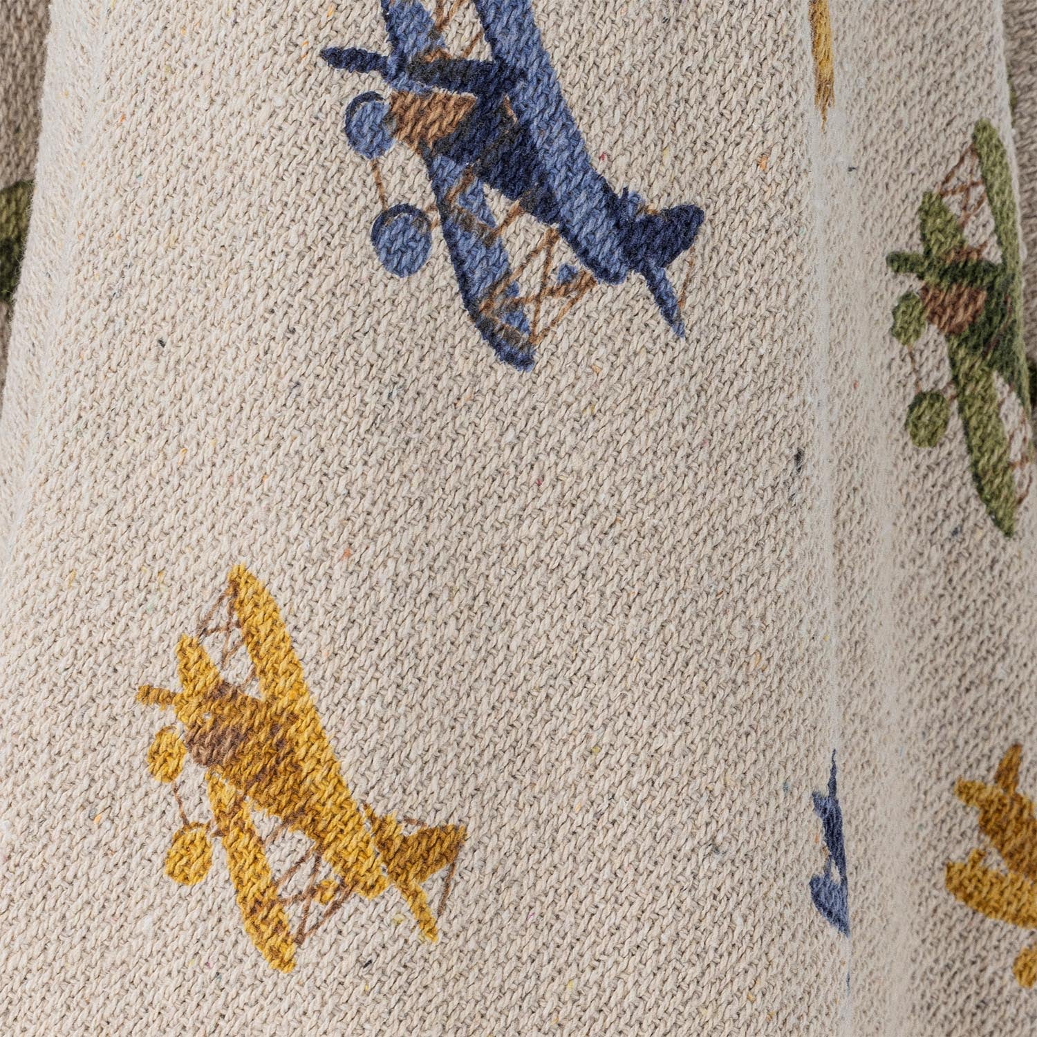 Kuschelige Decke aus recycelter Baumwolle, in natürlichem Stil, ideal für Kinderzimmer und nachhaltige Wohnräume.