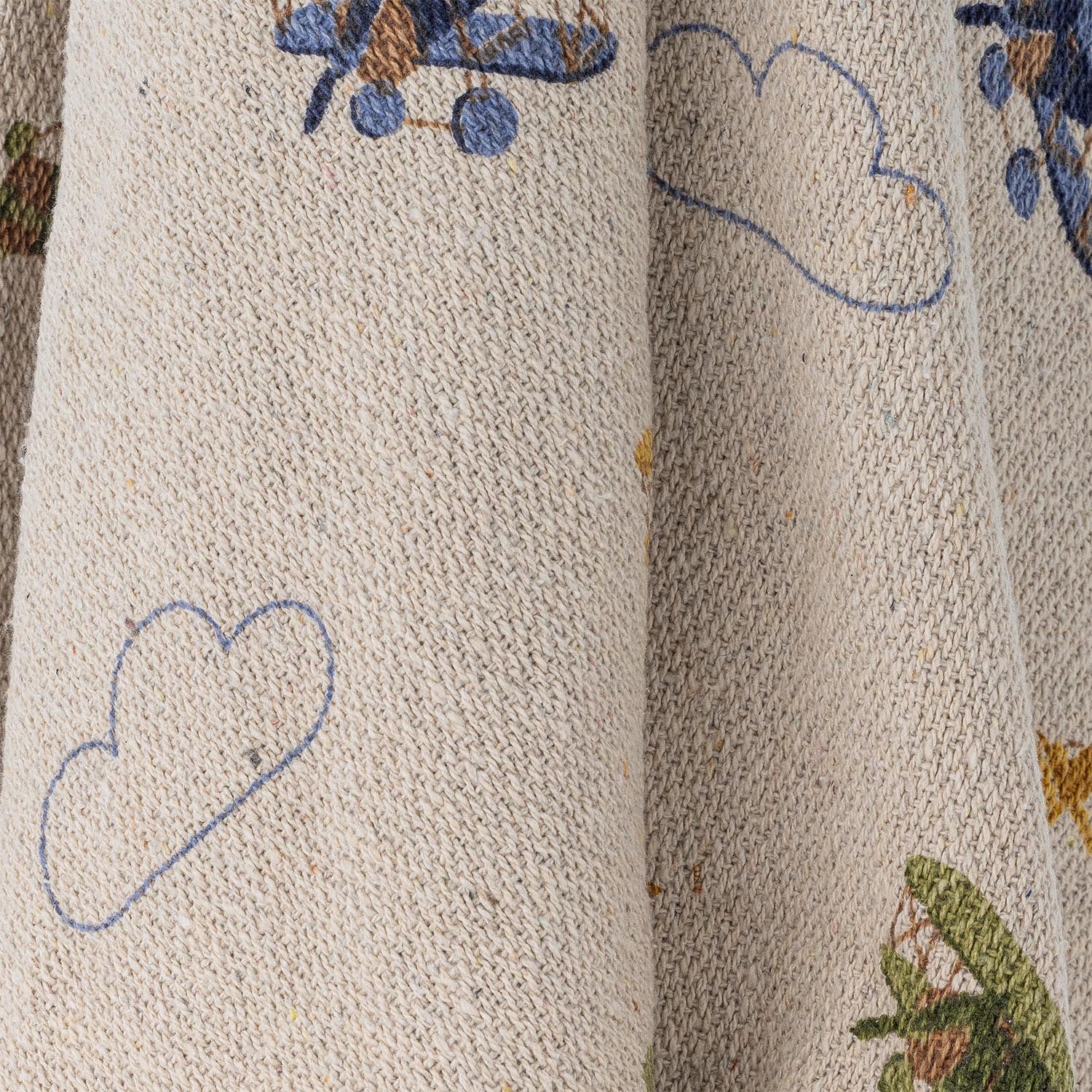 Weiche Decke aus recycelter Baumwolle, in natürlichem Design, perfekt für Kinderzimmer und umweltbewusste Wohnräume.