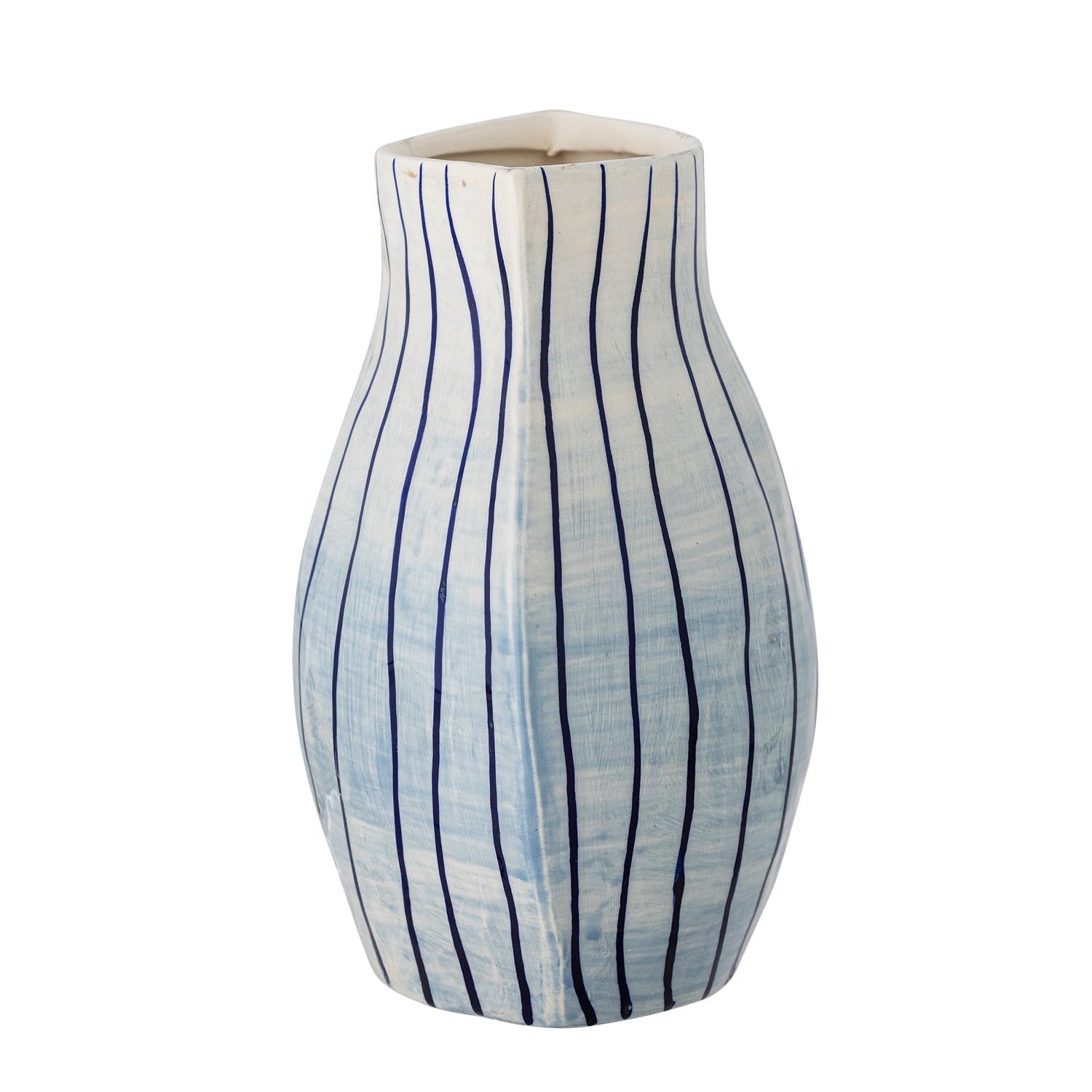 Die Esra Vase von Bloomingville aus blauem Steingut überzeugt mit ihrem modernen Design und ist ein elegantes Dekorationsstück.