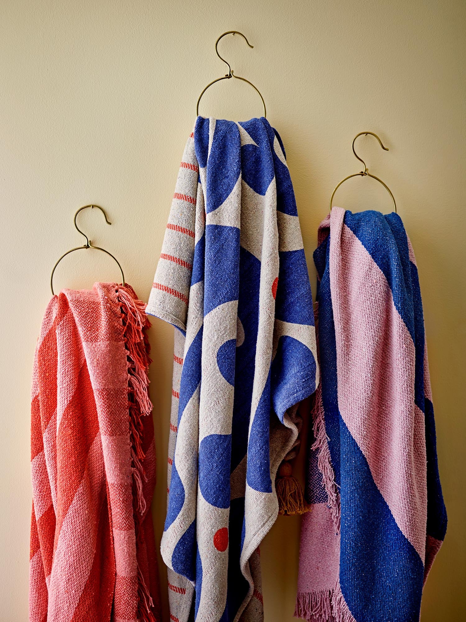 Die Cadeo Decke von Bloomingville in Blau besteht aus recycelter Baumwolle und bietet nachhaltigen Komfort und stilvolles Design.