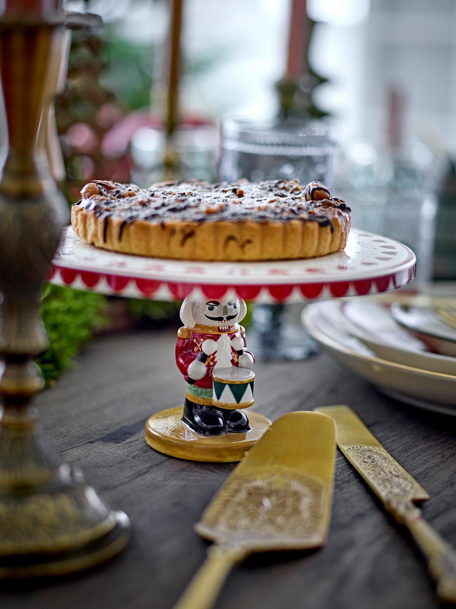 Eleganter Jolly Kuchenteller aus rotem Steingut von Bloomingville, ideal für stilvolles Servieren von Kuchen und Desserts.