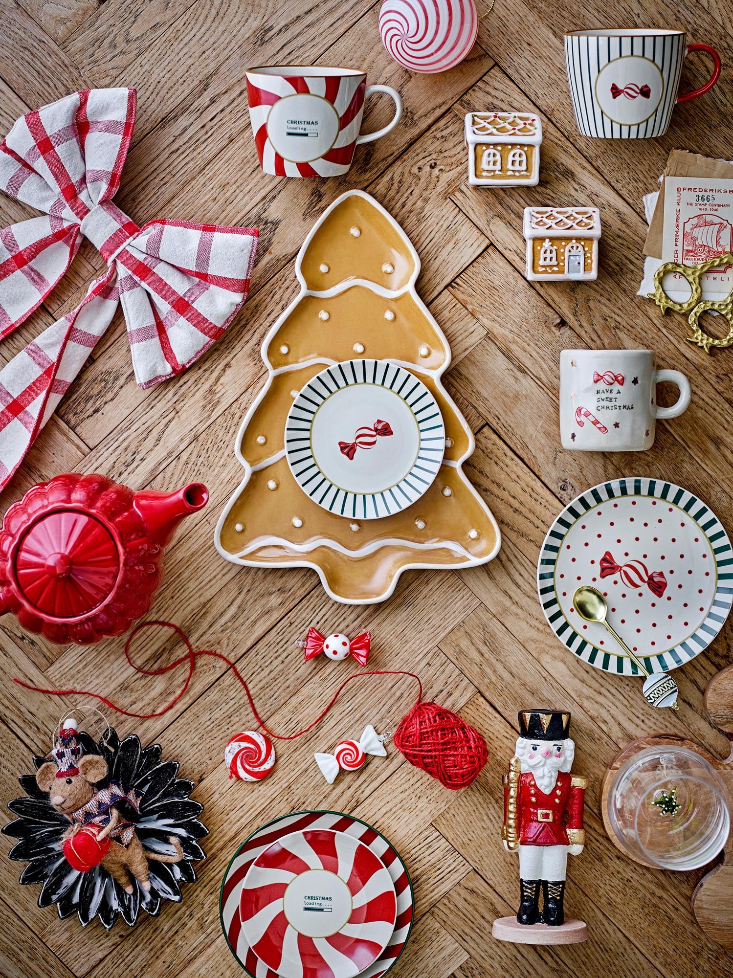 Der Yule Teller von Bloomingville aus natürlichem Steingut besticht durch sein elegantes Design und ist perfekt für festliche Tafeln.